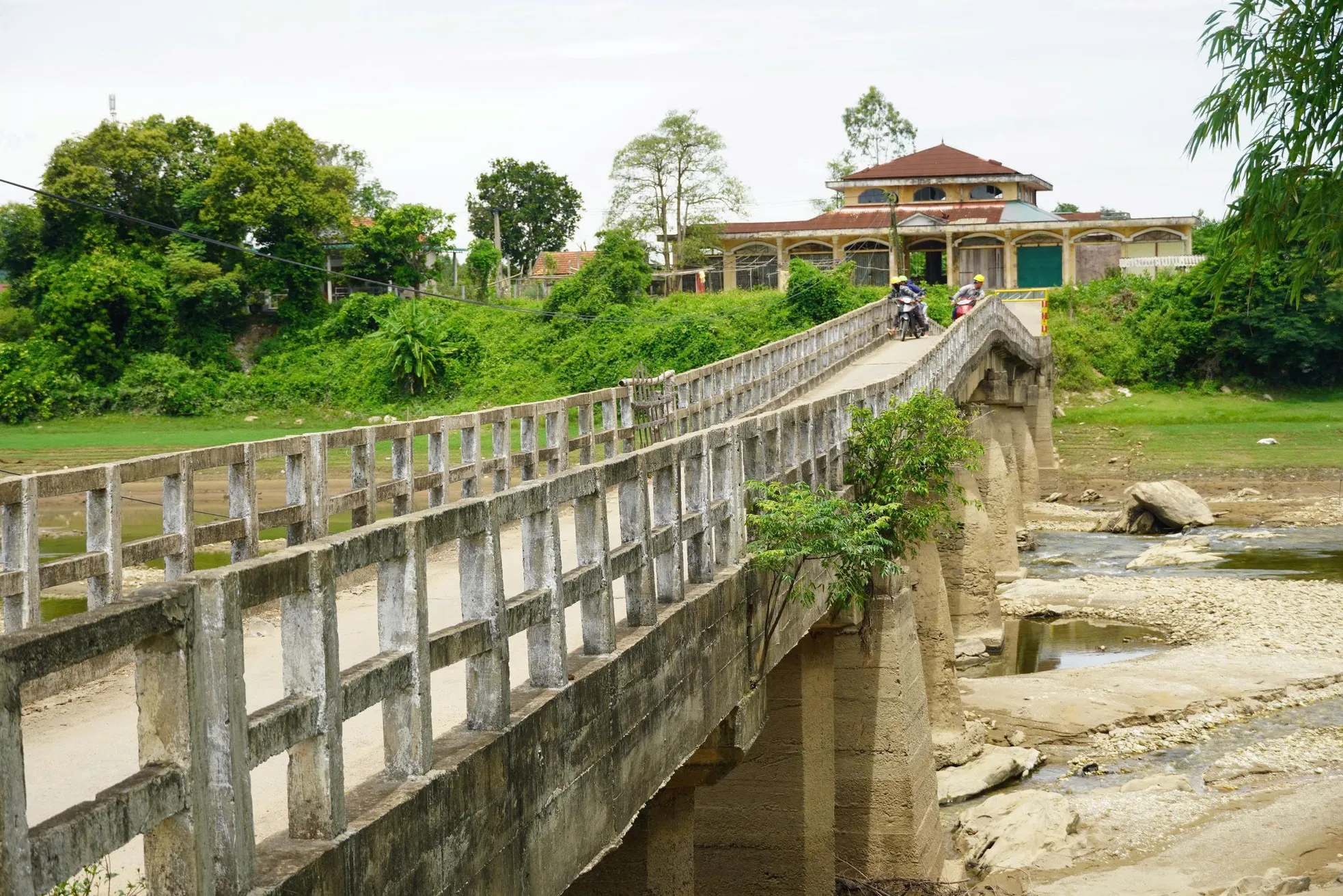Người dân nín thở qua cây cầu xuống cấp nghiêm trọng ở Quảng Trị ảnh 12