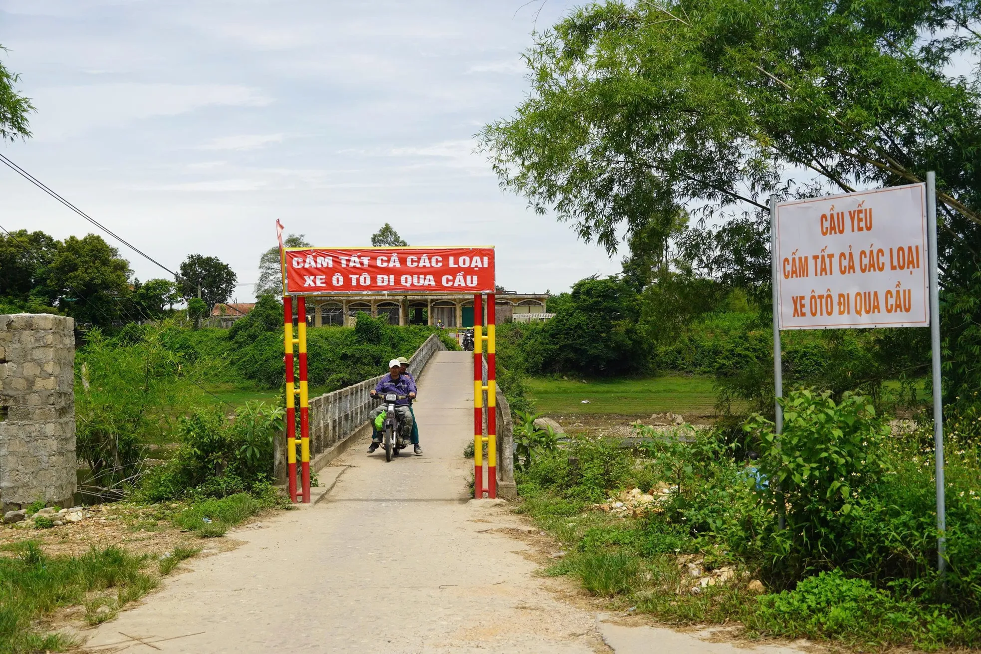 Người dân nín thở qua cây cầu xuống cấp nghiêm trọng ở Quảng Trị ảnh 11