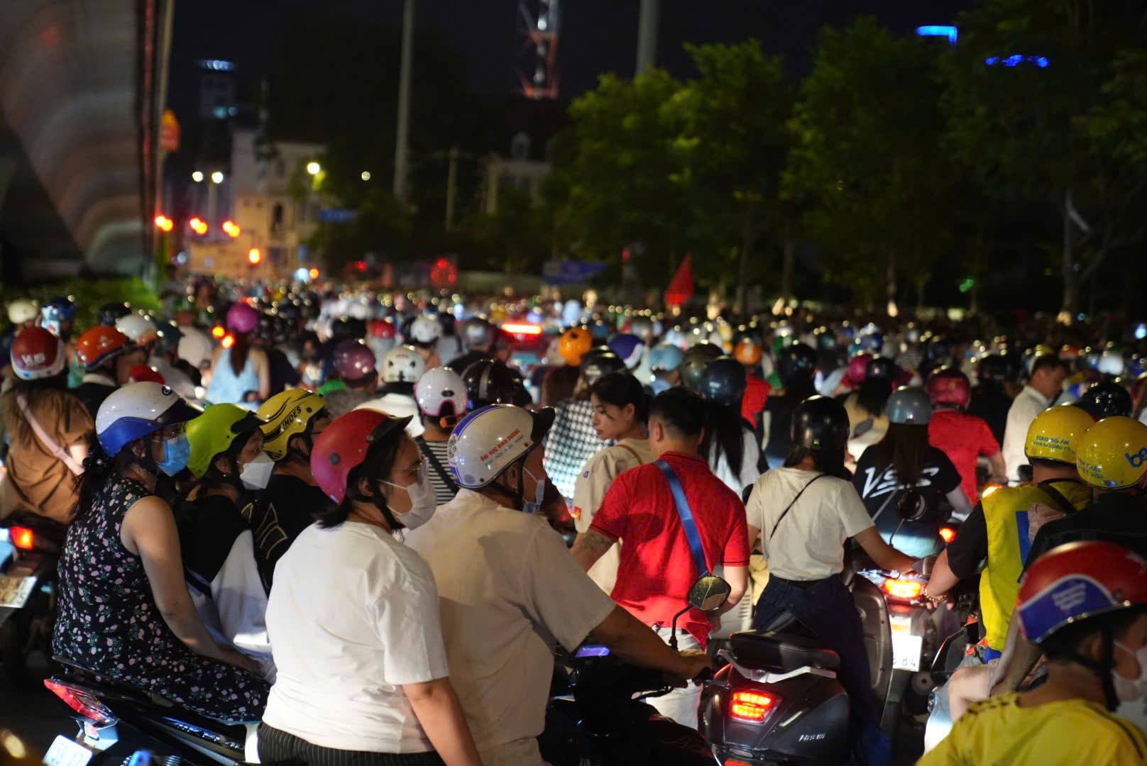 Hàng vạn người di chuyển về nhà sau 'đại tiệc' pháo hoa lớn nhất từ trước tới nay ảnh 5