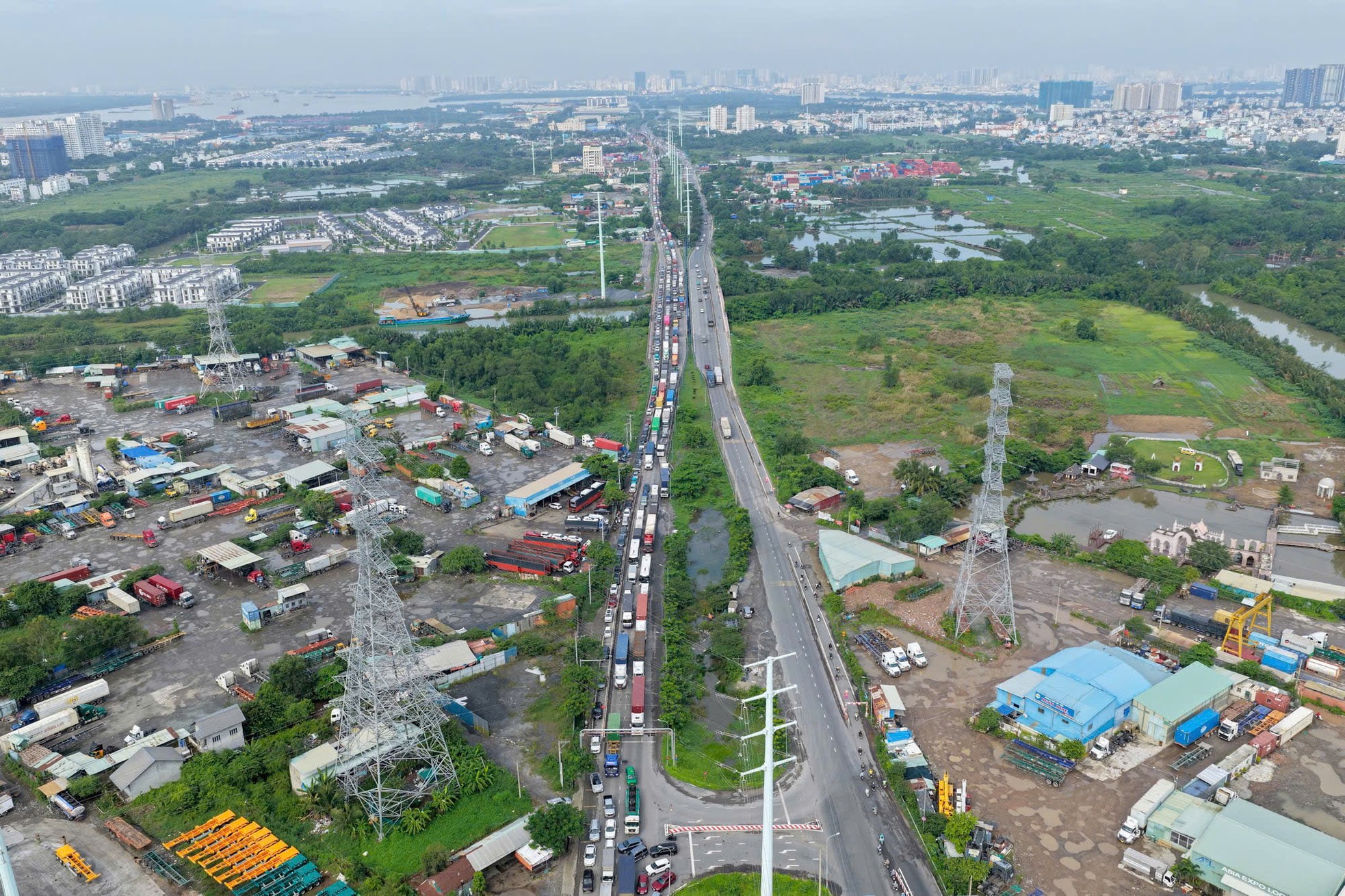 Cảnh ùn tắc hơn 5 km sau tai nạn liên hoàn trên cao tốc TPHCM-Long Thành ảnh 3