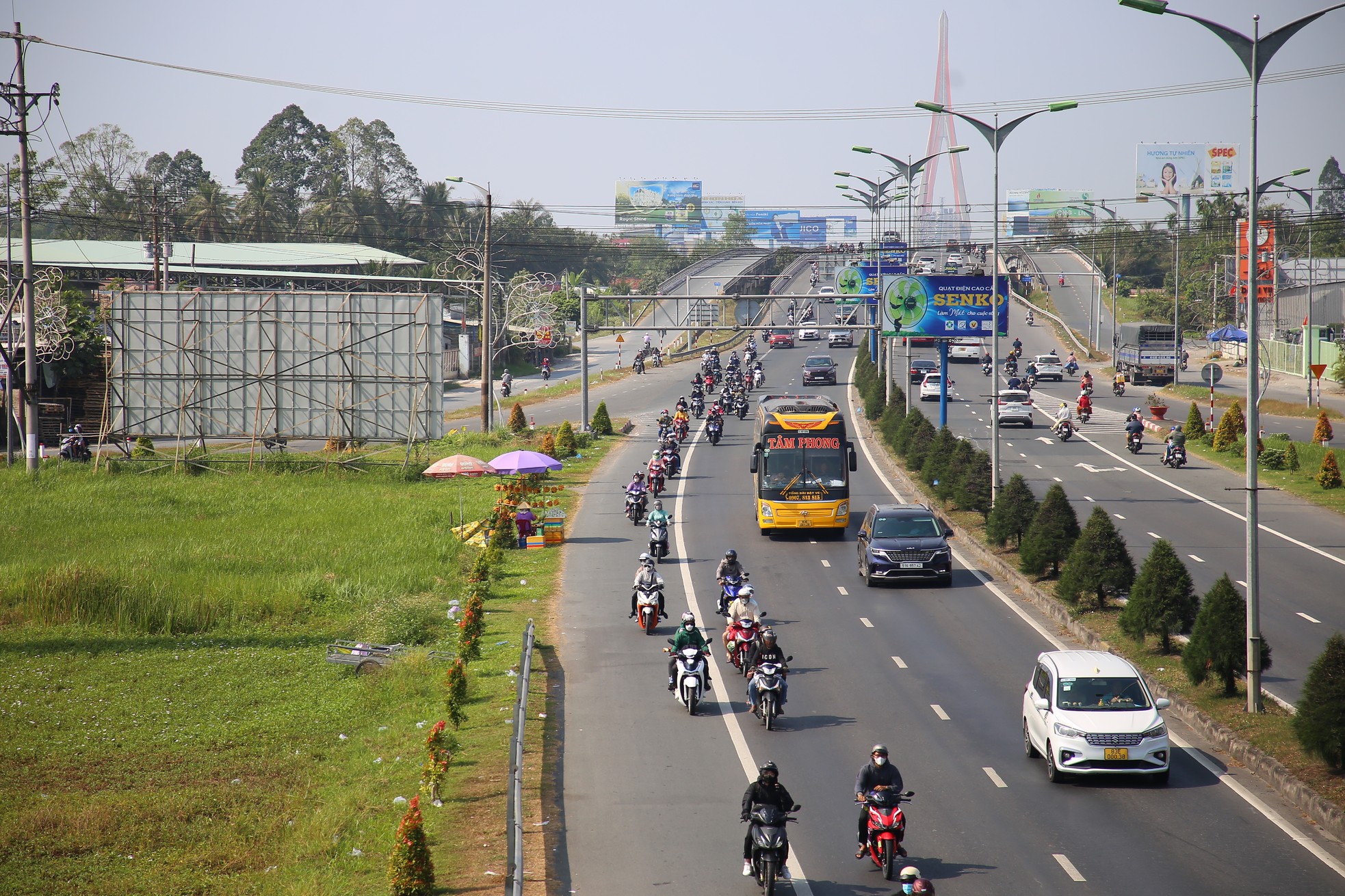 Dòng người lỉnh kỉnh đồ đạc từ miền Tây đổ về TP.HCM sau kỳ nghỉ Tết ảnh 11