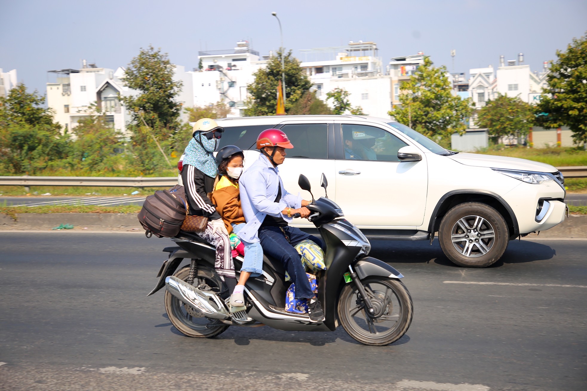 Dòng người lỉnh kỉnh đồ đạc từ miền Tây đổ về TP.HCM sau kỳ nghỉ Tết ảnh 10