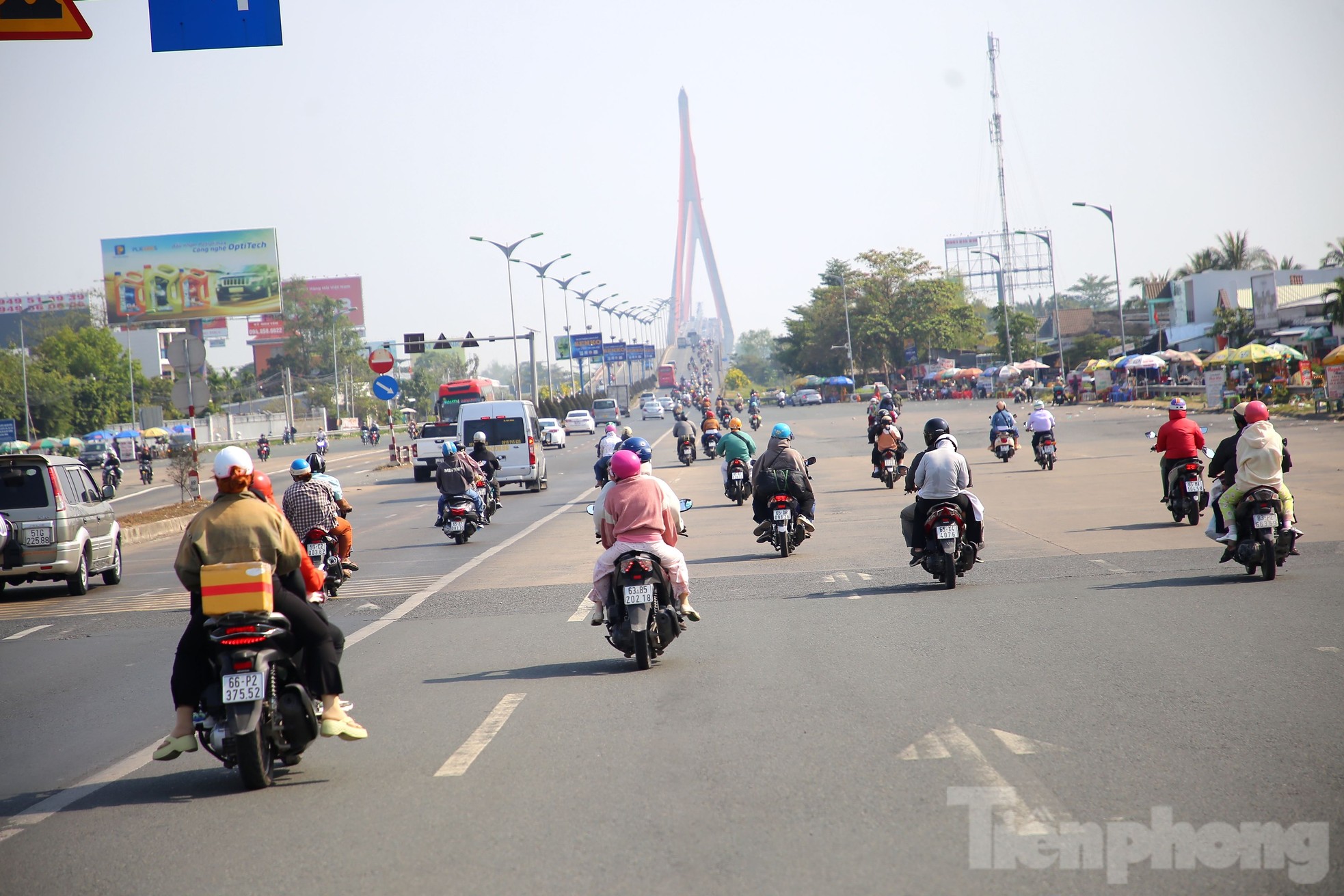 Dòng người lỉnh kỉnh đồ đạc từ miền Tây đổ về TP.HCM sau kỳ nghỉ Tết ảnh 12