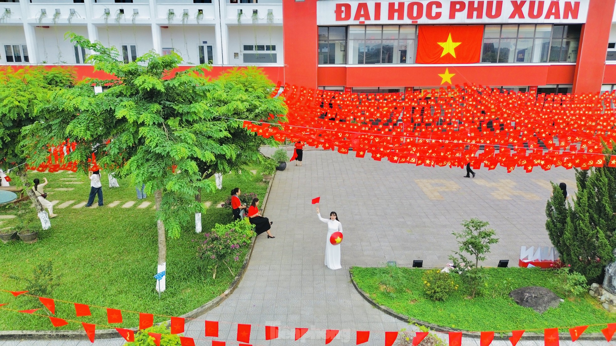 Huế rợp cờ Tổ quốc mừng đại lễ 30/4 ảnh 4