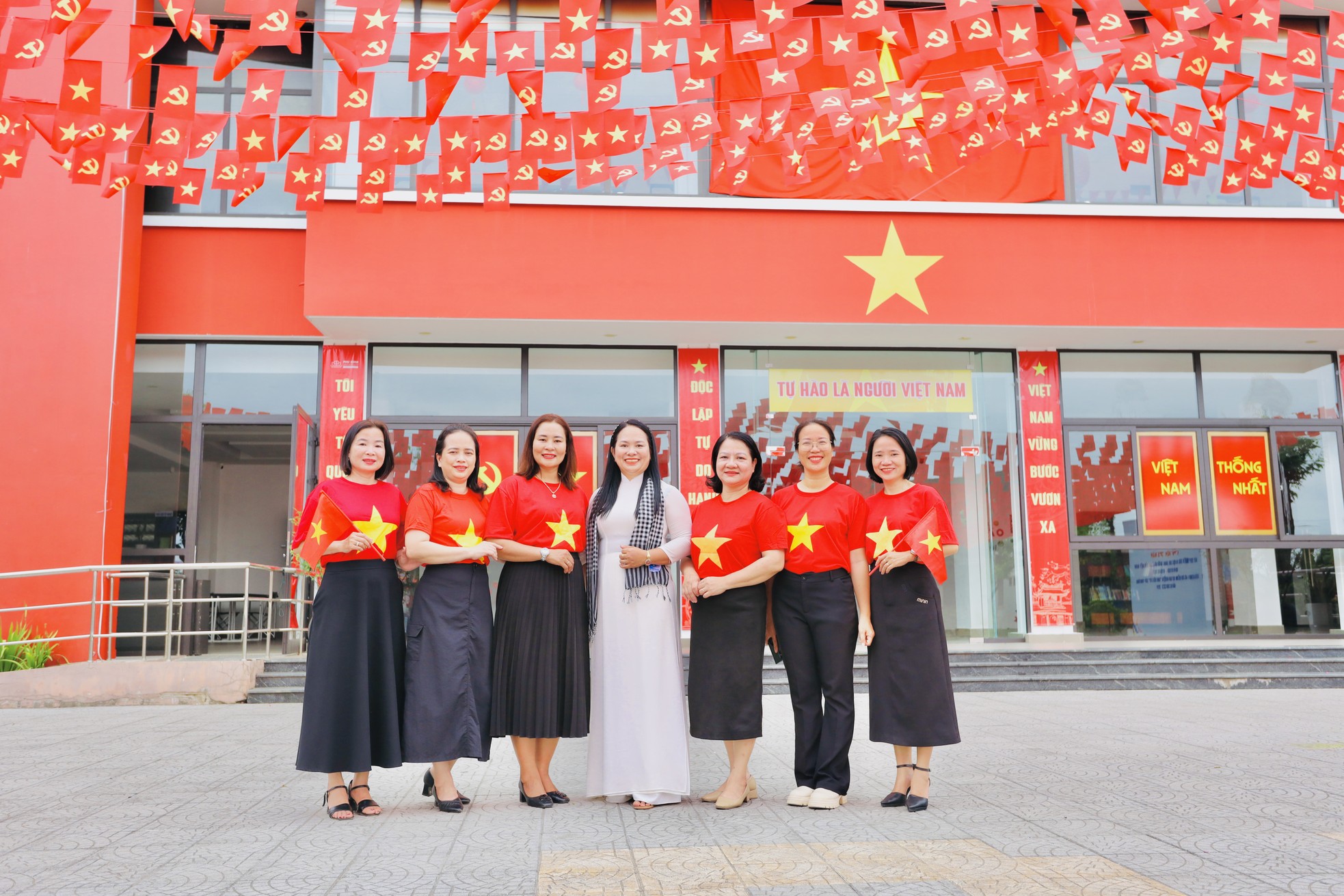Huế rợp cờ Tổ quốc mừng đại lễ 30/4 ảnh 9