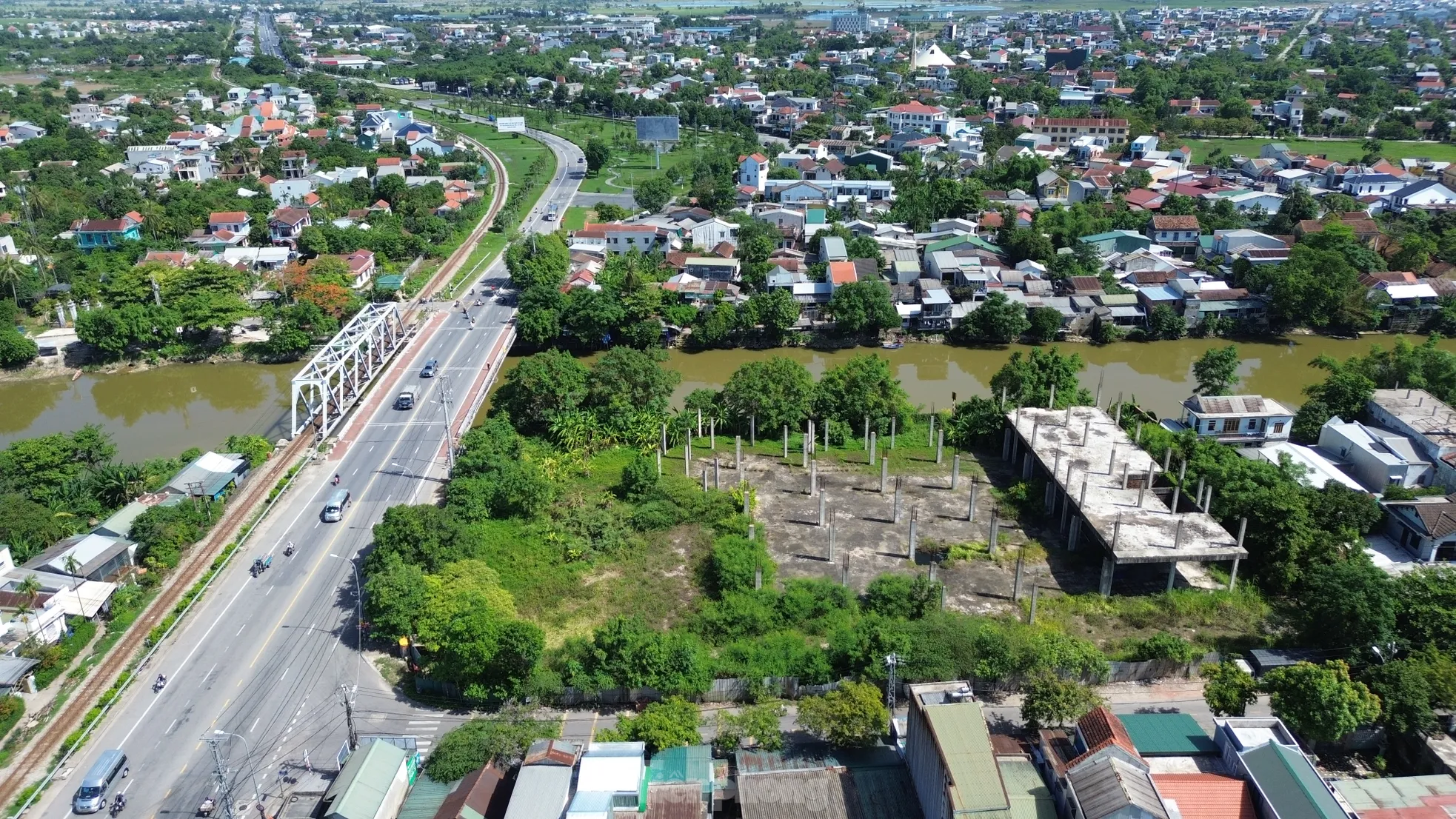 Sau 15 năm dự án khu thương mại giữa trung tâm Huế vẫn thành bãi hoang ảnh 1