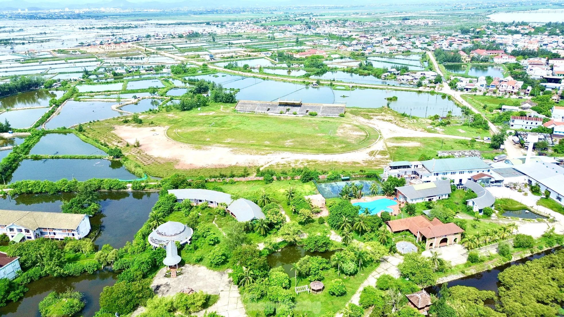 Cỏ dại phủ sân, rác lấp khán đài: Trung tâm văn hóa hàng chục tỷ hoang lạnh bên biển Huế ảnh 25