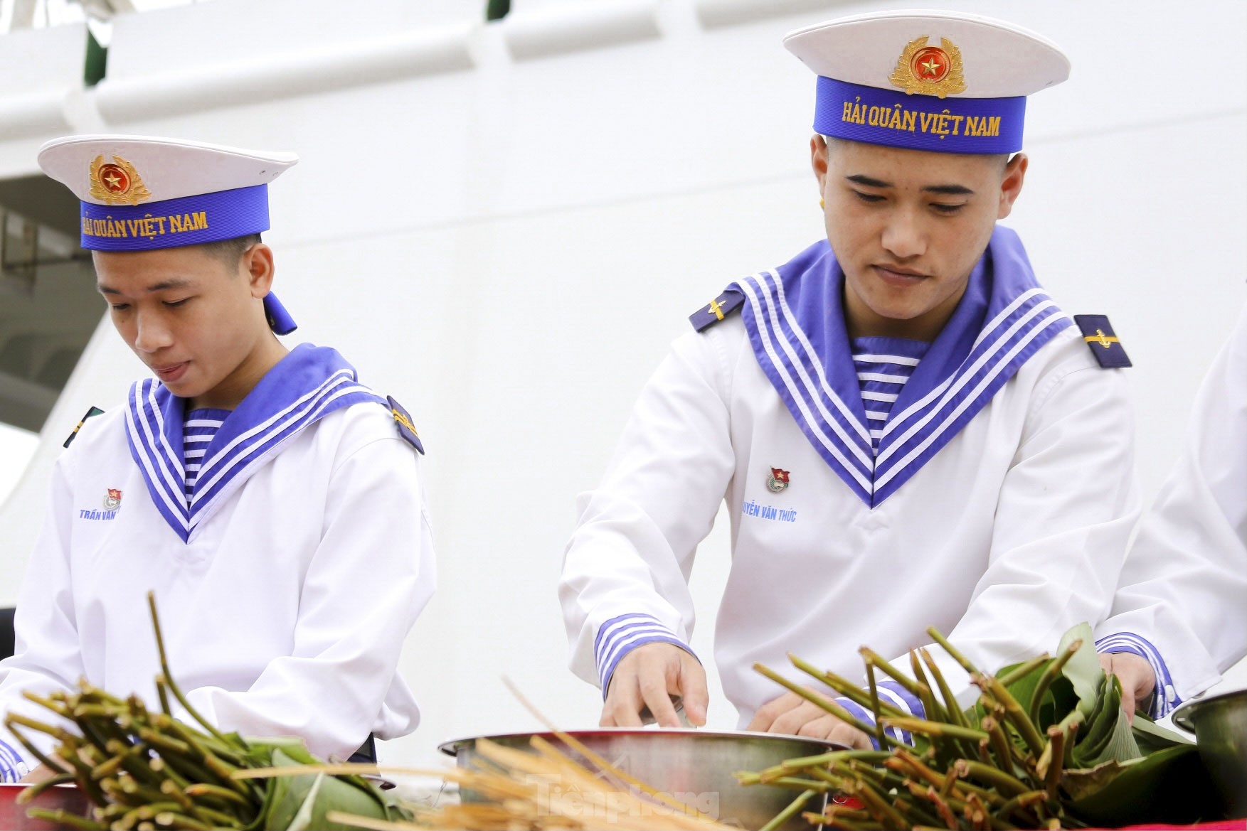 Mang hơi ấm ngày Tết đến với cán bộ, chiến sĩ và nhân dân đảo Cồn Cỏ, Lý Sơn ảnh 7