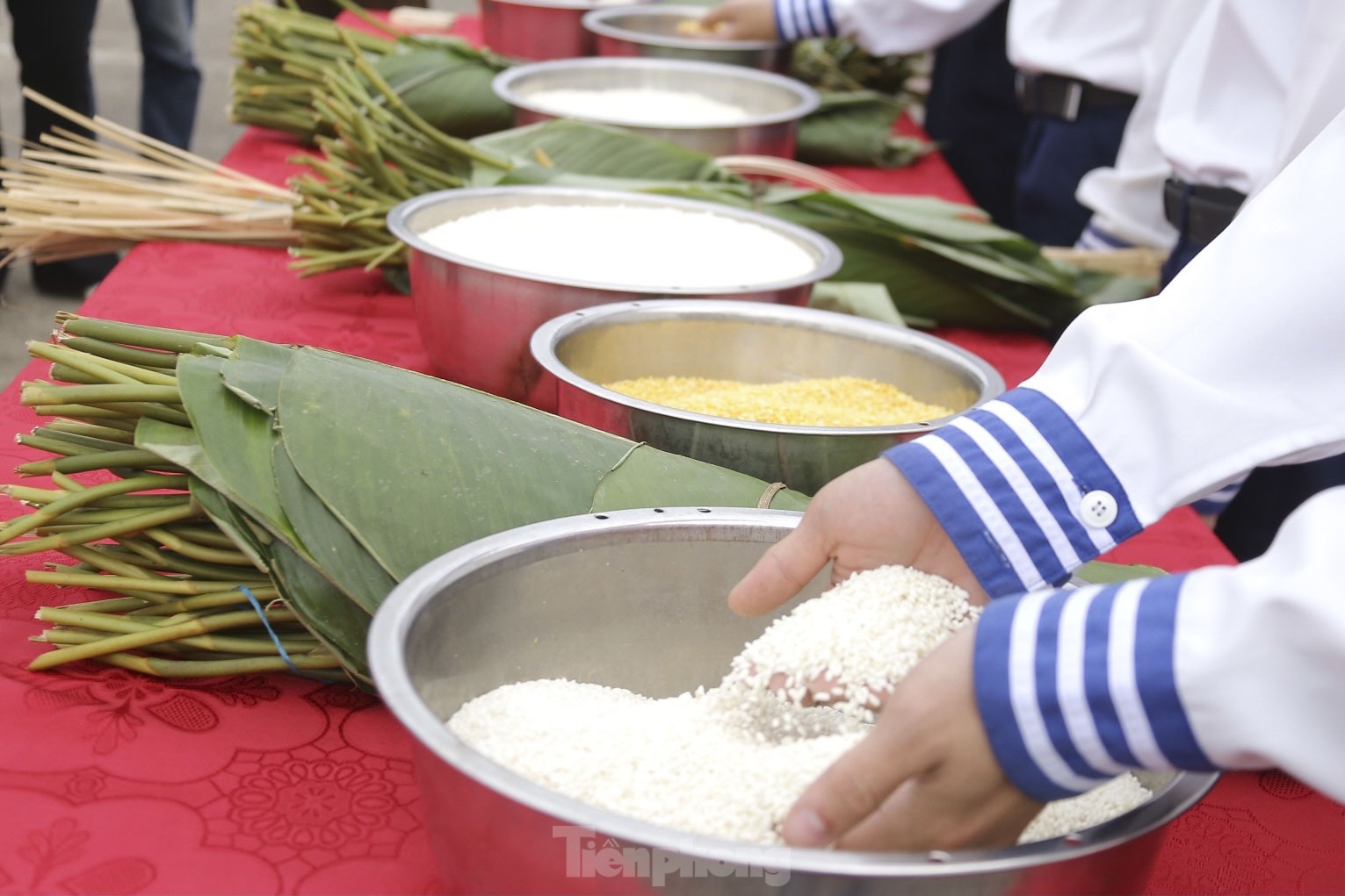 Mang hơi ấm ngày Tết đến với cán bộ, chiến sĩ và nhân dân đảo Cồn Cỏ, Lý Sơn ảnh 8