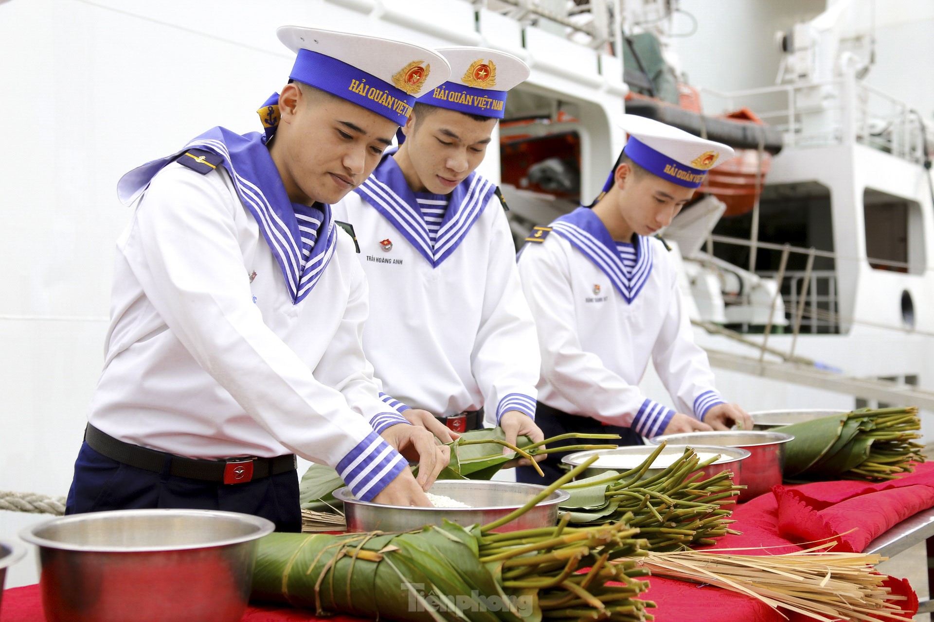 Mang hơi ấm ngày Tết đến với cán bộ, chiến sĩ và nhân dân đảo Cồn Cỏ, Lý Sơn ảnh 6