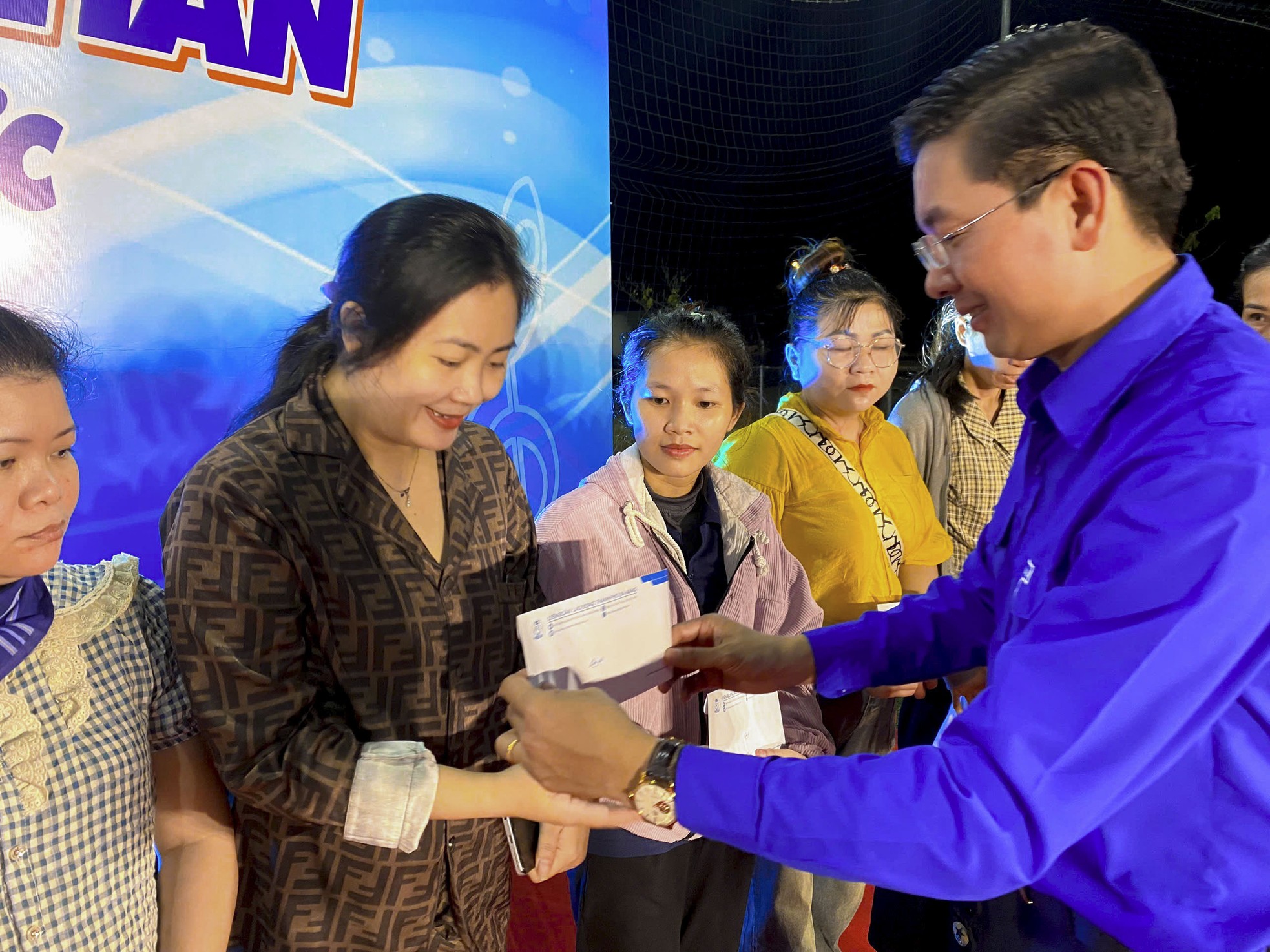 Trao hàng trăm suất quà đến thanh niên công nhân Đà Nẵng ảnh 5