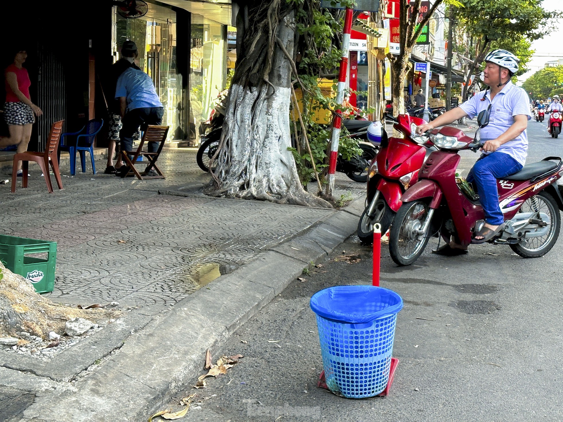 Đà Nẵng: Vật cản tự phát trên đường gây cản trở giao thông, mất mỹ quan đô thị ảnh 2