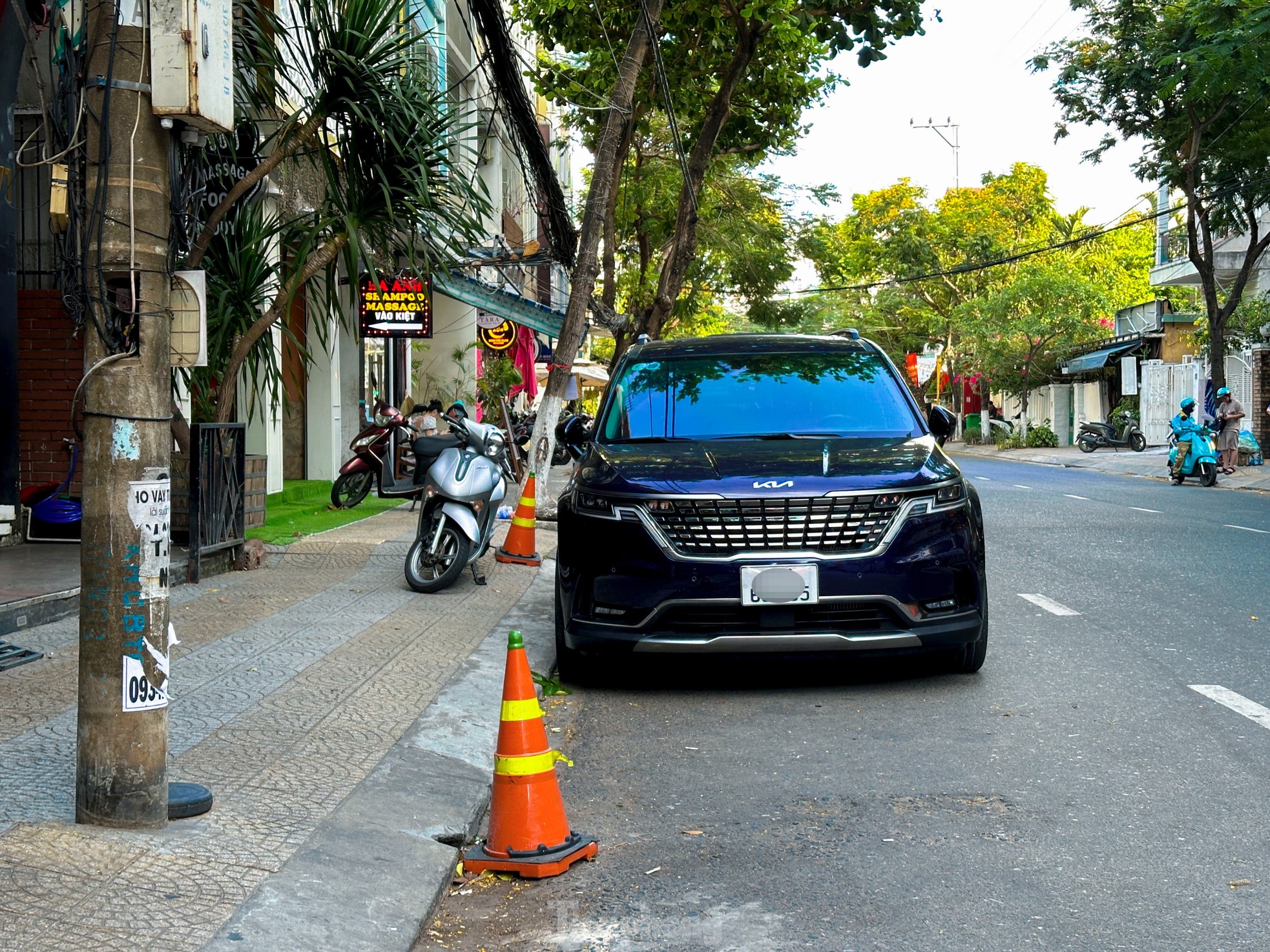 Đà Nẵng: Vật cản tự phát trên đường gây cản trở giao thông, mất mỹ quan đô thị ảnh 1