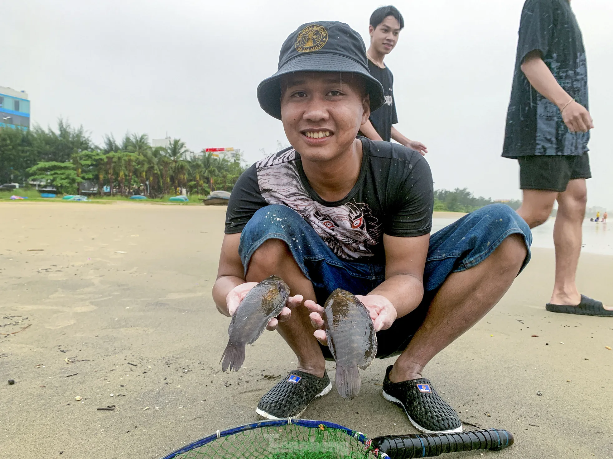 Người Đà Nẵng đổ ra biển bắt cá nước ngọt sau mưa ảnh 4