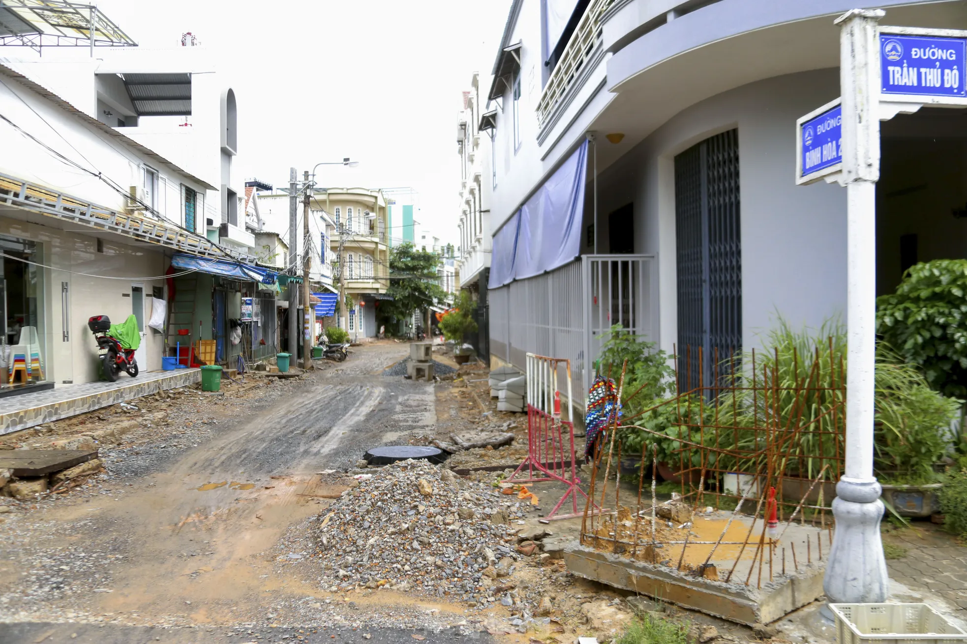 Người dân Đà Nẵng sống khổ trên đường ‘nắng bụi mưa lầy’ ảnh 13