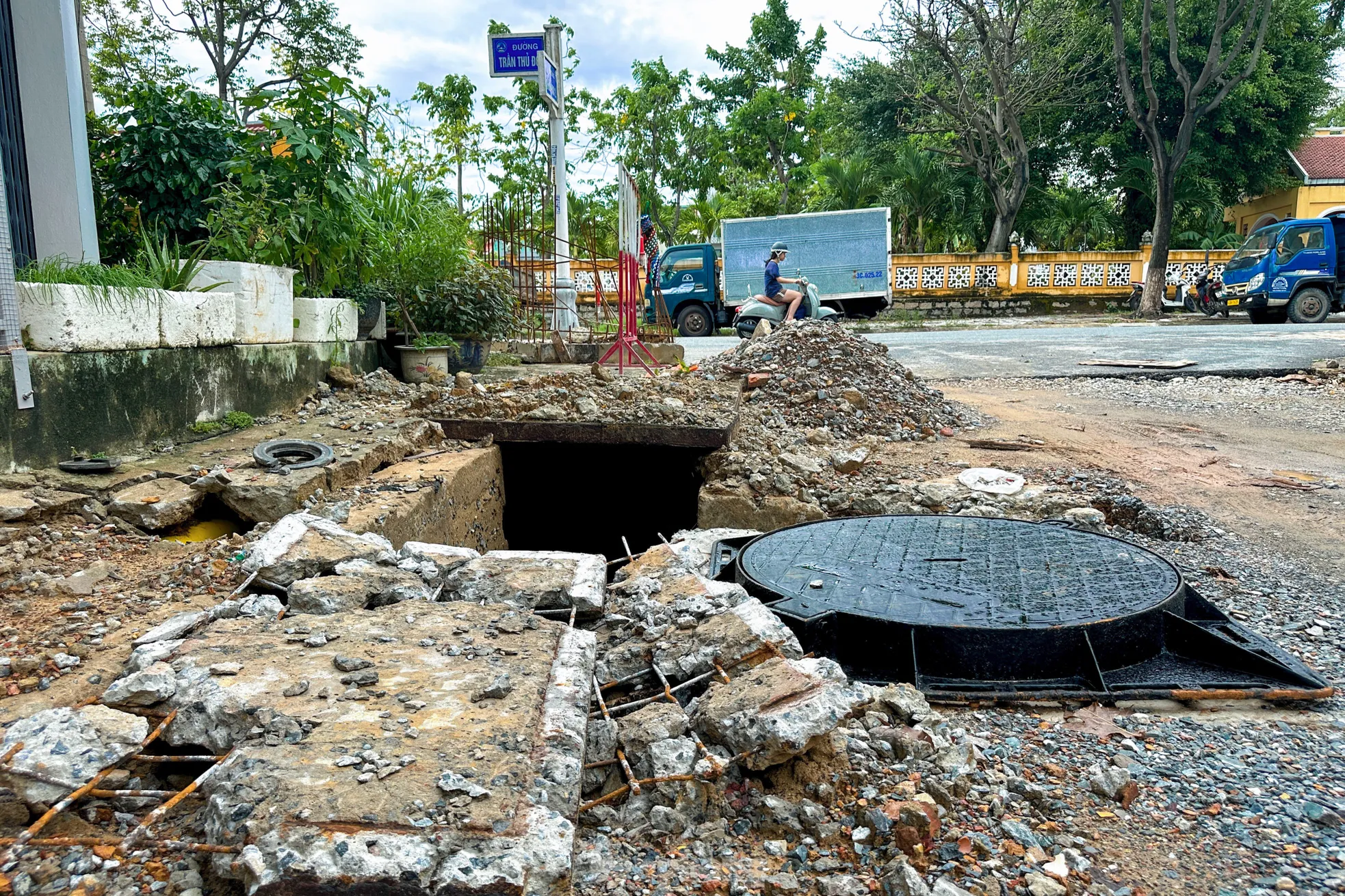 Người dân Đà Nẵng sống khổ trên đường ‘nắng bụi mưa lầy’ ảnh 2