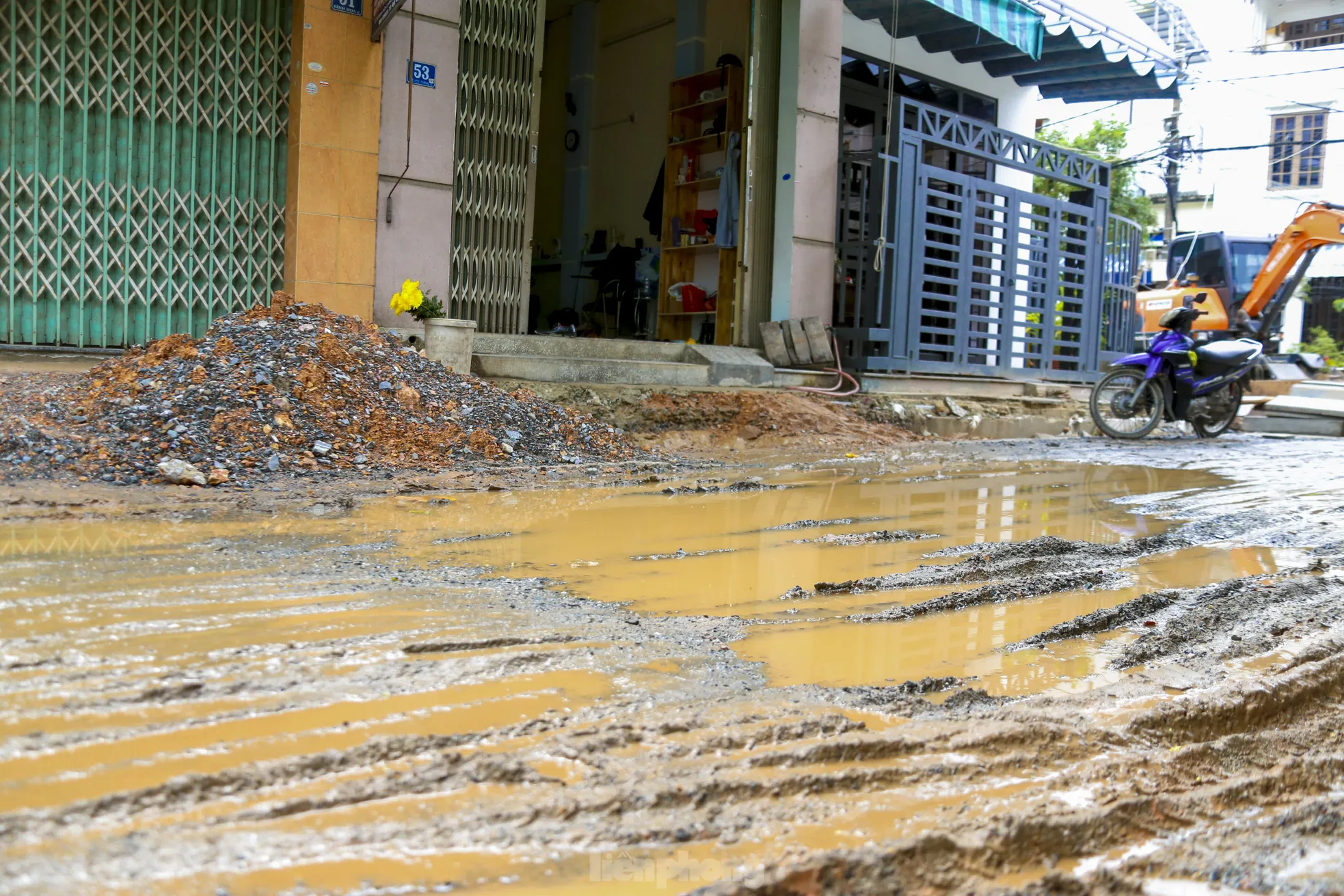 Người dân Đà Nẵng sống khổ trên đường ‘nắng bụi mưa lầy’ ảnh 10