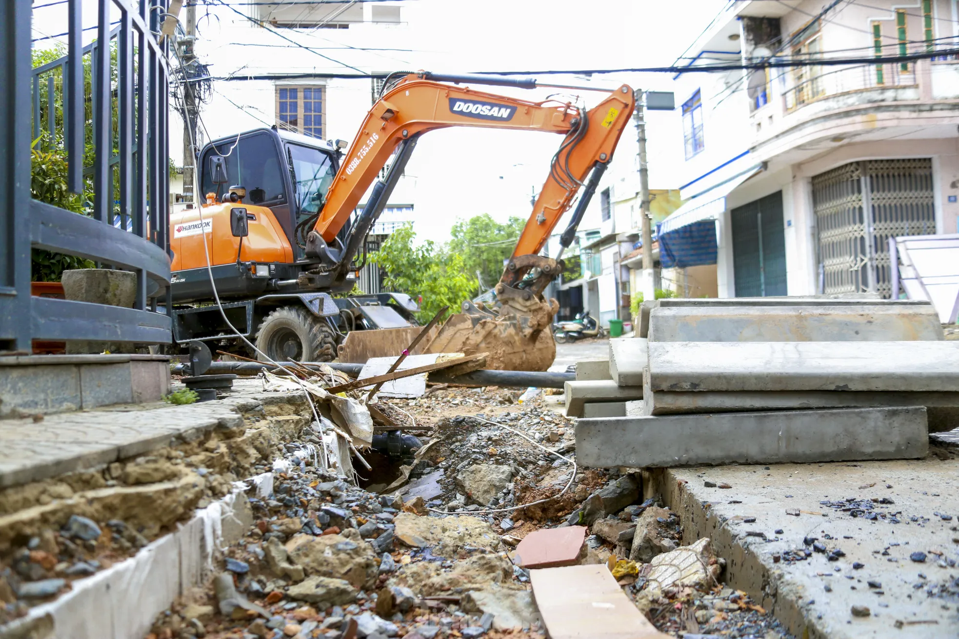 Người dân Đà Nẵng sống khổ trên đường ‘nắng bụi mưa lầy’ ảnh 3