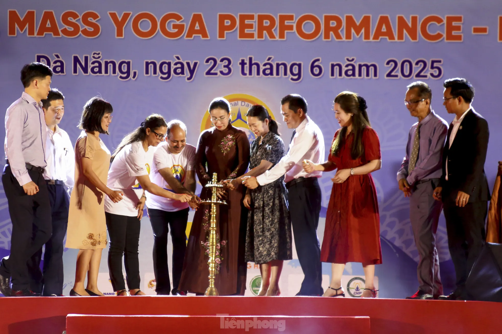 Hơn 1.000 người lan tỏa tinh thần Yoga quốc tế tại Đà Nẵng ảnh 9