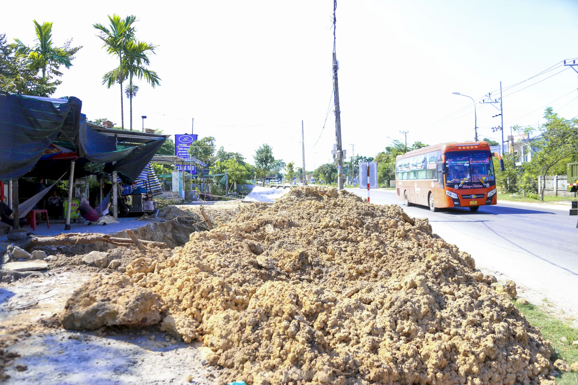 Thi công mương thoát nước QL14B dang dở, dân khổ vì bụi và nguy hiểm rình rập ảnh 11