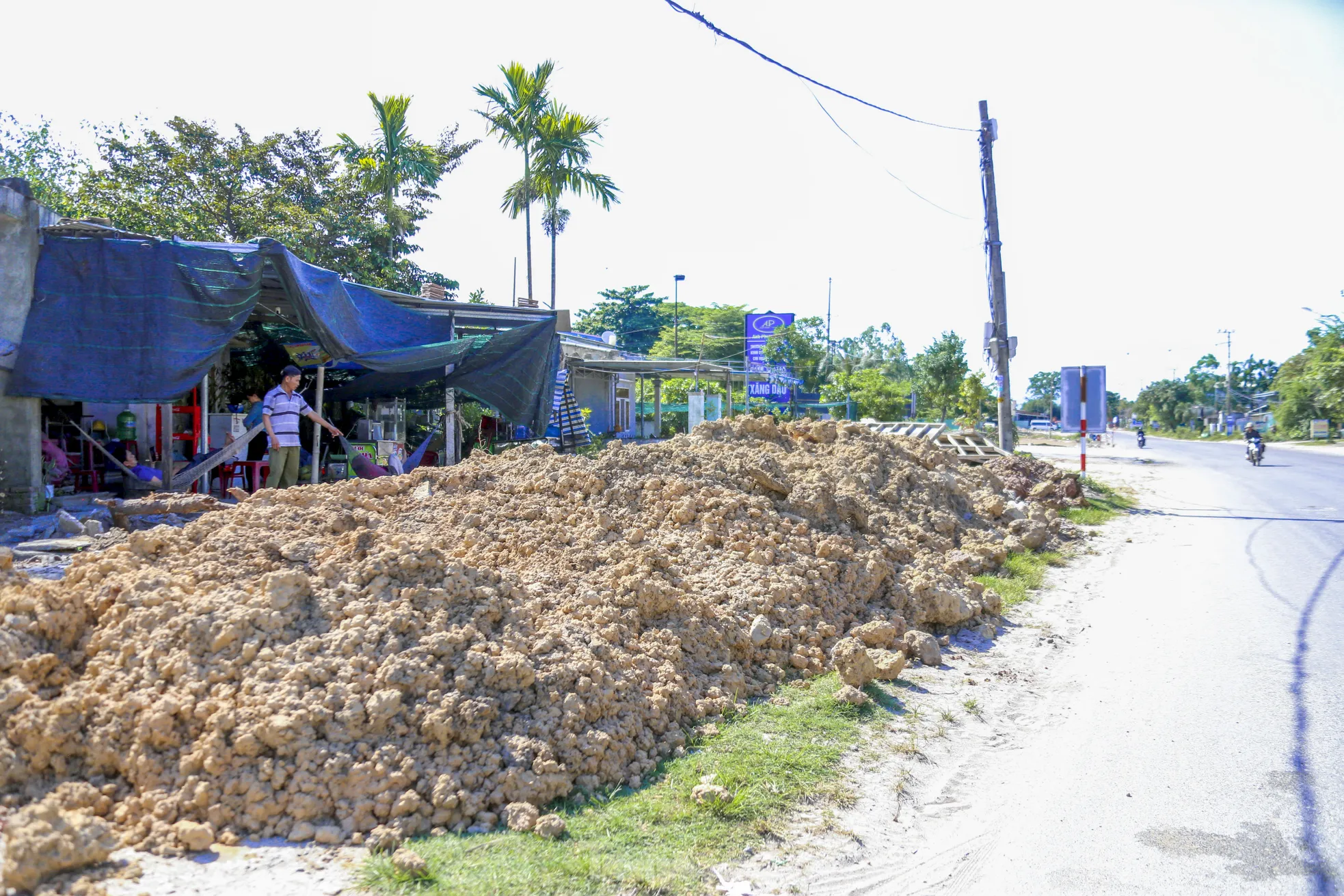 Thi công mương thoát nước QL14B dang dở, dân khổ vì bụi và nguy hiểm rình rập ảnh 2