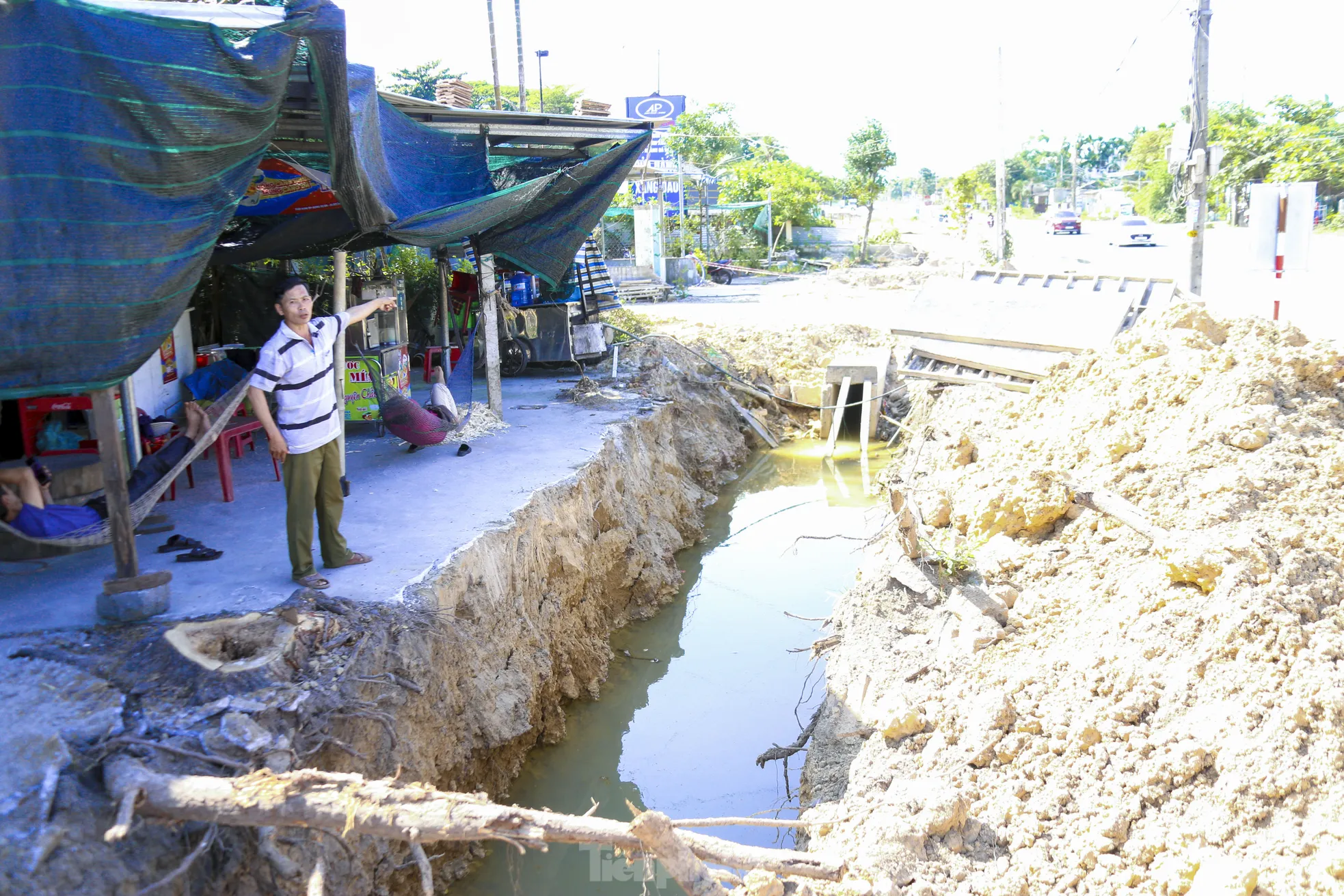 Thi công mương thoát nước QL14B dang dở, dân khổ vì bụi và nguy hiểm rình rập ảnh 8