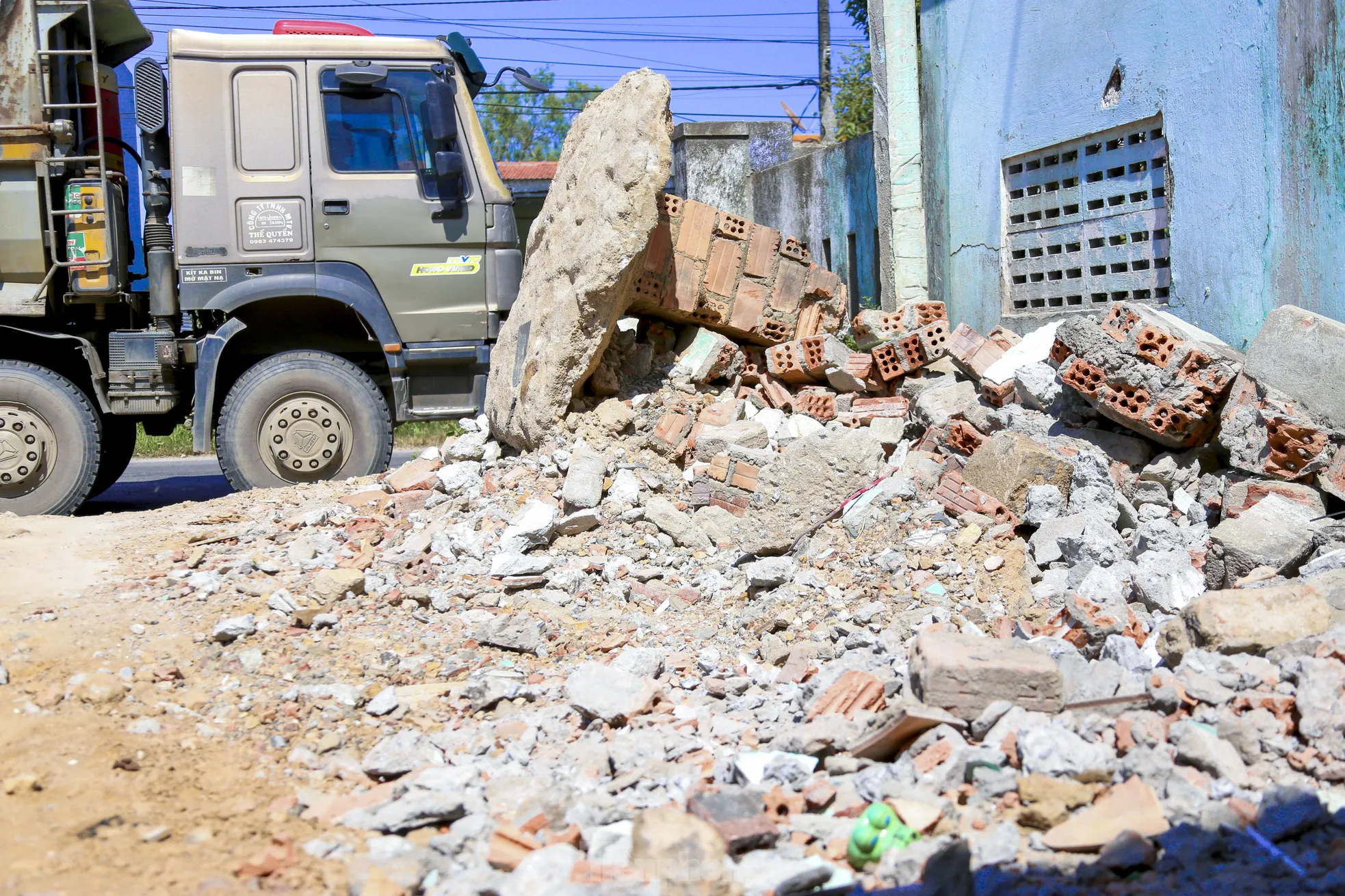 Thi công mương thoát nước QL14B dang dở, dân khổ vì bụi và nguy hiểm rình rập ảnh 12