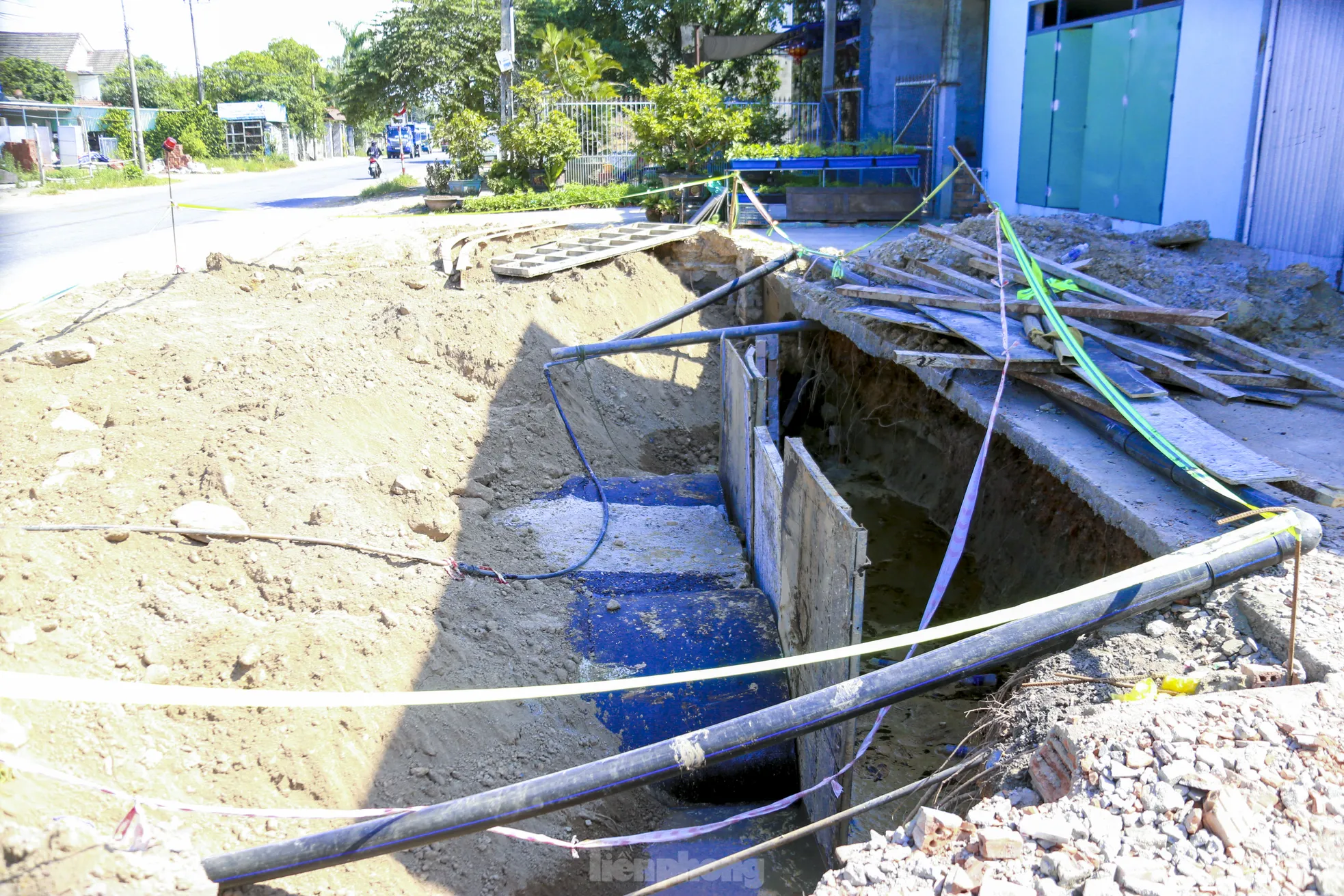 Thi công mương thoát nước QL14B dang dở, dân khổ vì bụi và nguy hiểm rình rập ảnh 9
