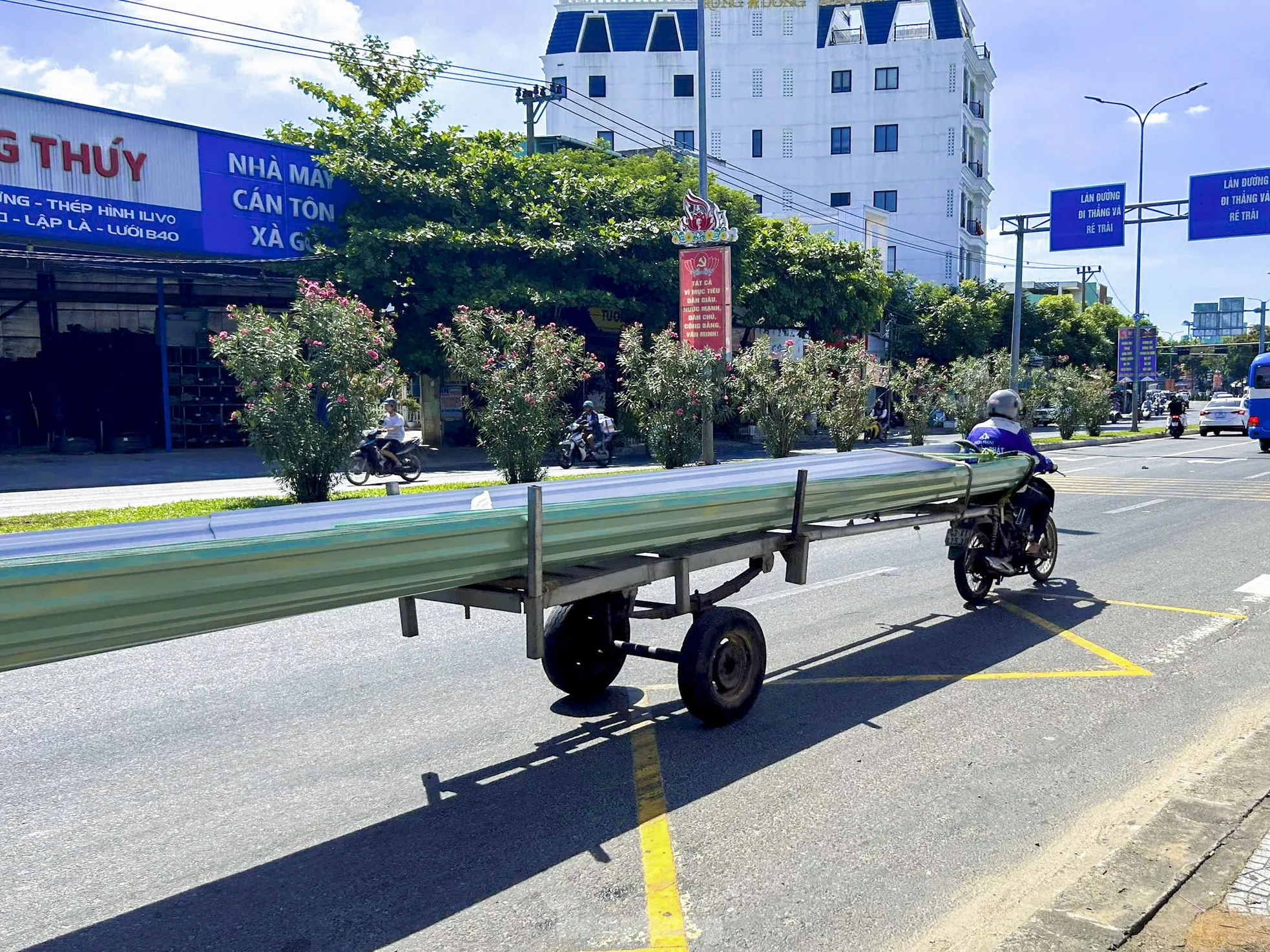 Hiểm họa rình rập từ xe ba gác chở cồng kềnh trên đường phố - Ảnh 1. Hiểm họa rình rập từ xe ba gác chở cồng kềnh trên đường phố - Ảnh 1.