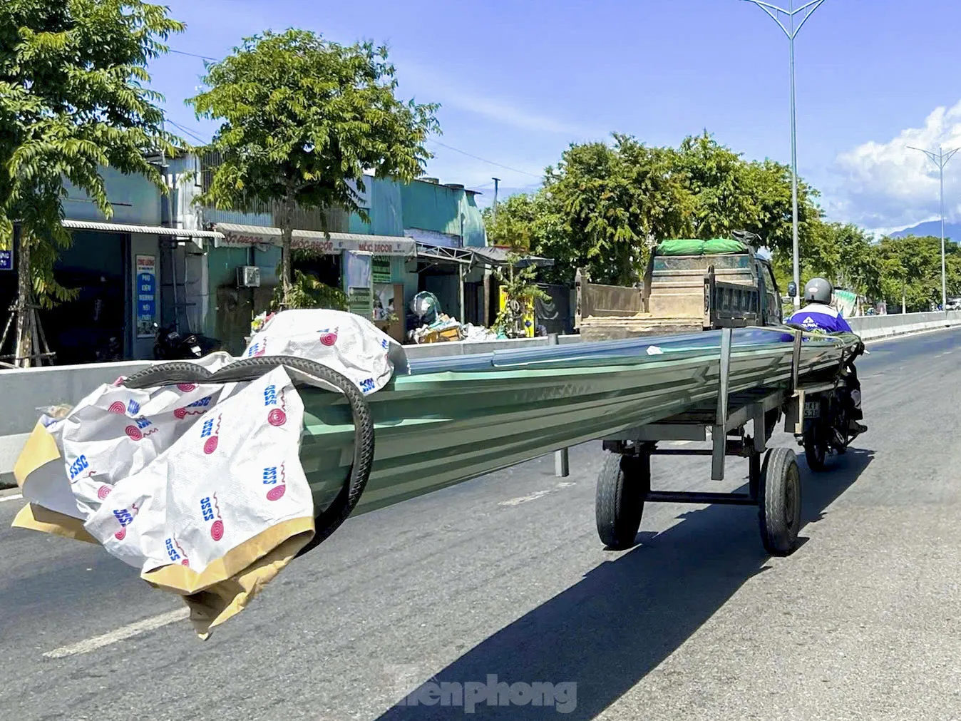 Hiểm họa rình rập từ xe ba gác chở cồng kềnh trên đường phố - Ảnh 5. Hiểm họa rình rập từ xe ba gác chở cồng kềnh trên đường phố - Ảnh 5.