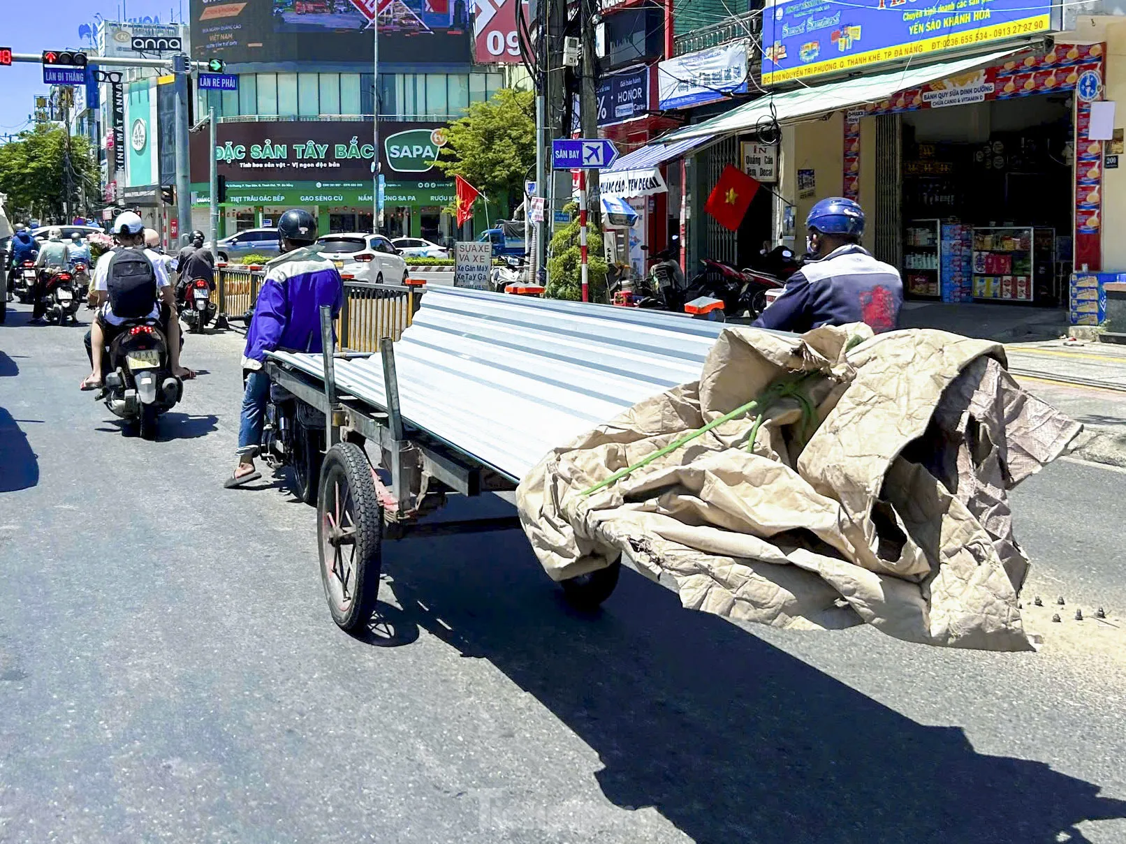 Hiểm họa rình rập từ xe ba gác chở cồng kềnh trên đường phố - Ảnh 2. Hiểm họa rình rập từ xe ba gác chở cồng kềnh trên đường phố - Ảnh 2.