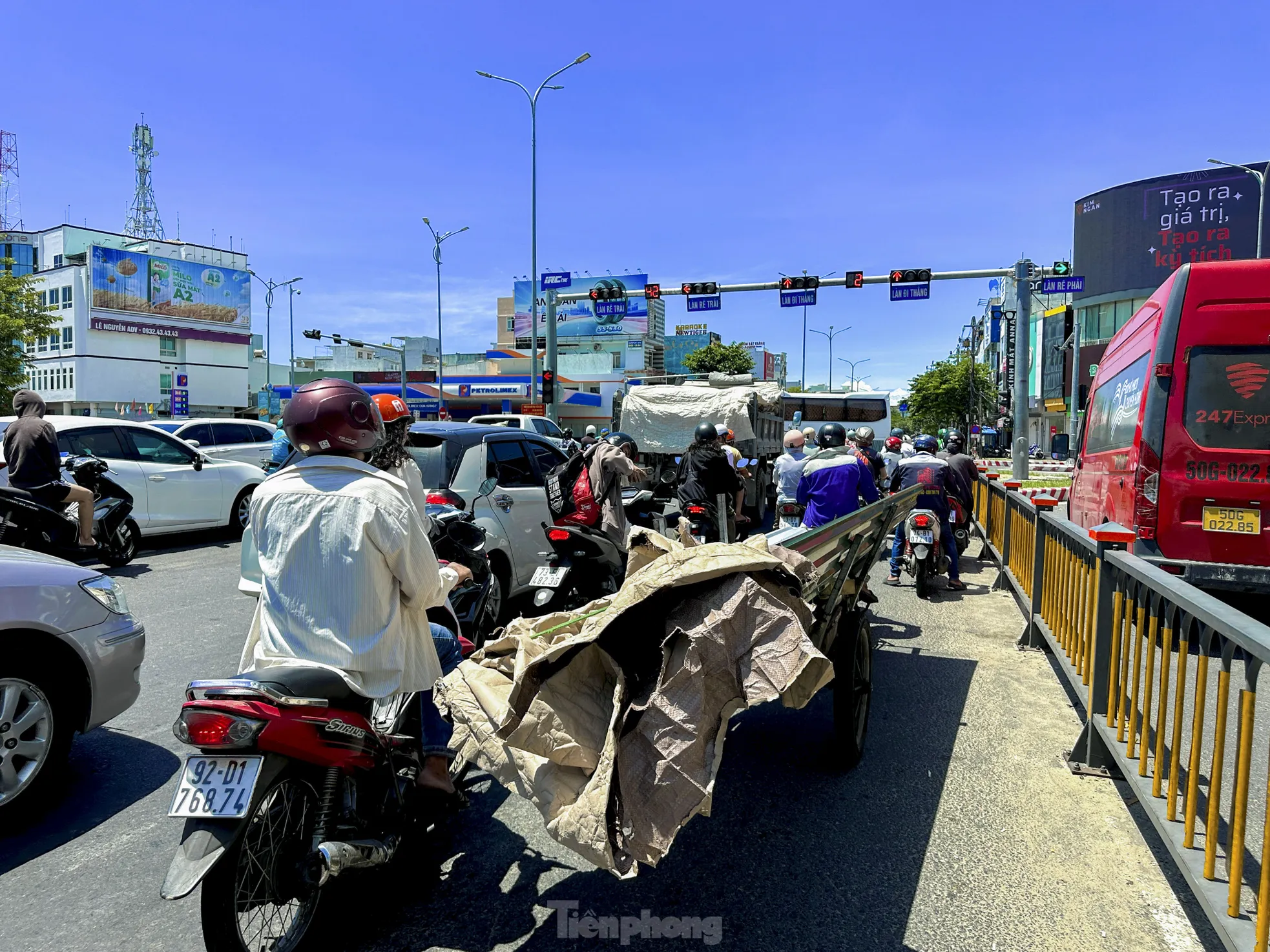 Hiểm họa rình rập từ xe ba gác chở cồng kềnh trên đường phố - Ảnh 3. Hiểm họa rình rập từ xe ba gác chở cồng kềnh trên đường phố - Ảnh 3.