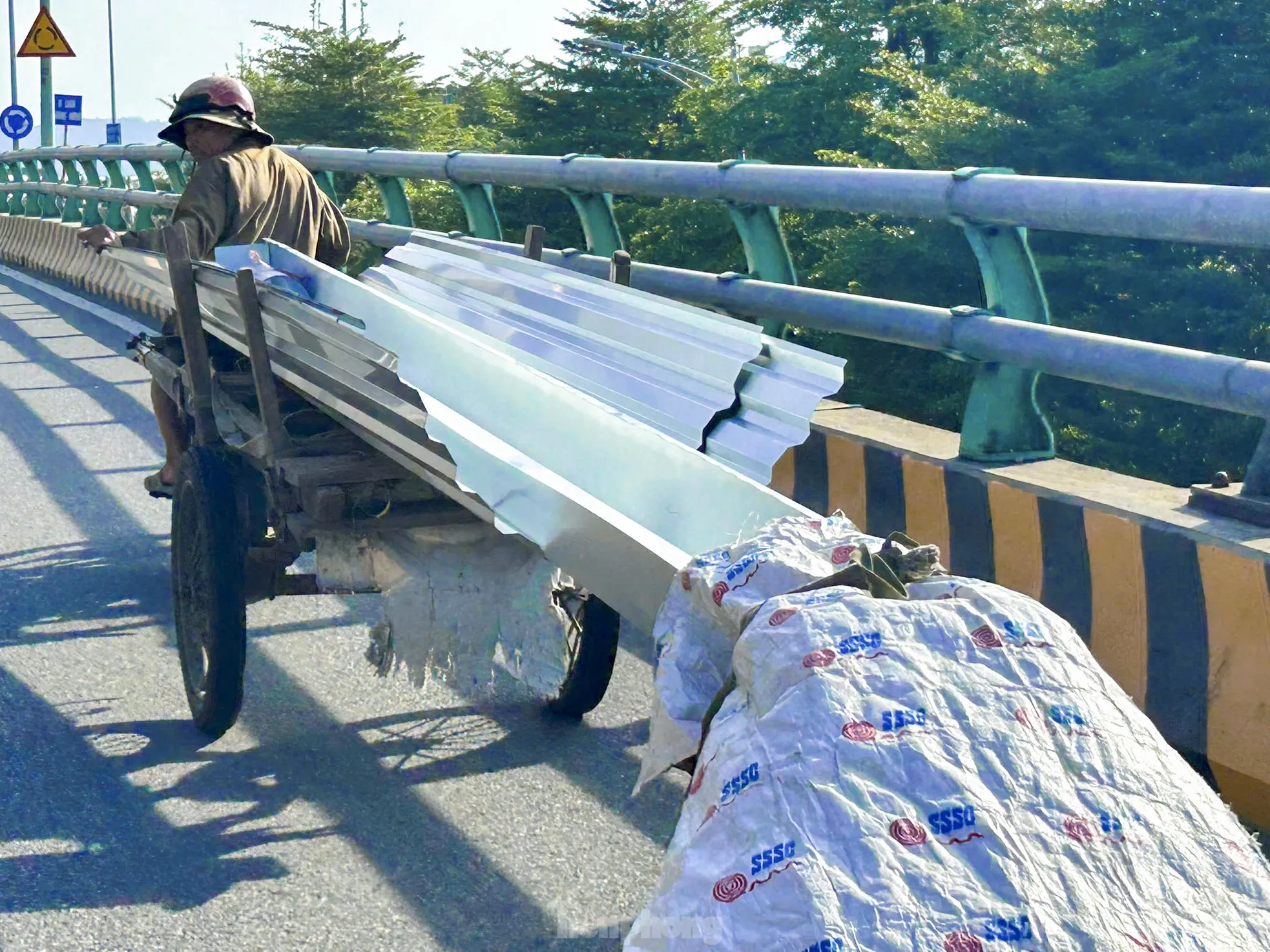 Hiểm họa rình rập từ xe ba gác chở cồng kềnh trên đường phố - Ảnh 4. Hiểm họa rình rập từ xe ba gác chở cồng kềnh trên đường phố - Ảnh 4.