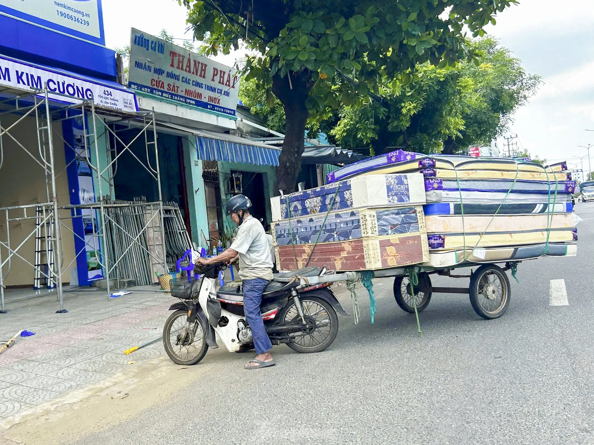 Hiểm họa rình rập từ xe ba gác chở cồng kềnh trên đường phố - Ảnh 11. Hiểm họa rình rập từ xe ba gác chở cồng kềnh trên đường phố - Ảnh 11.