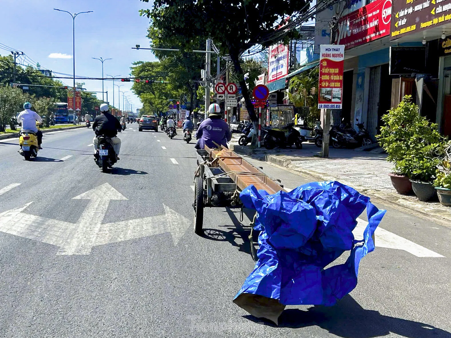 Hiểm họa rình rập từ xe ba gác chở cồng kềnh trên đường phố - Ảnh 10. Hiểm họa rình rập từ xe ba gác chở cồng kềnh trên đường phố - Ảnh 10.