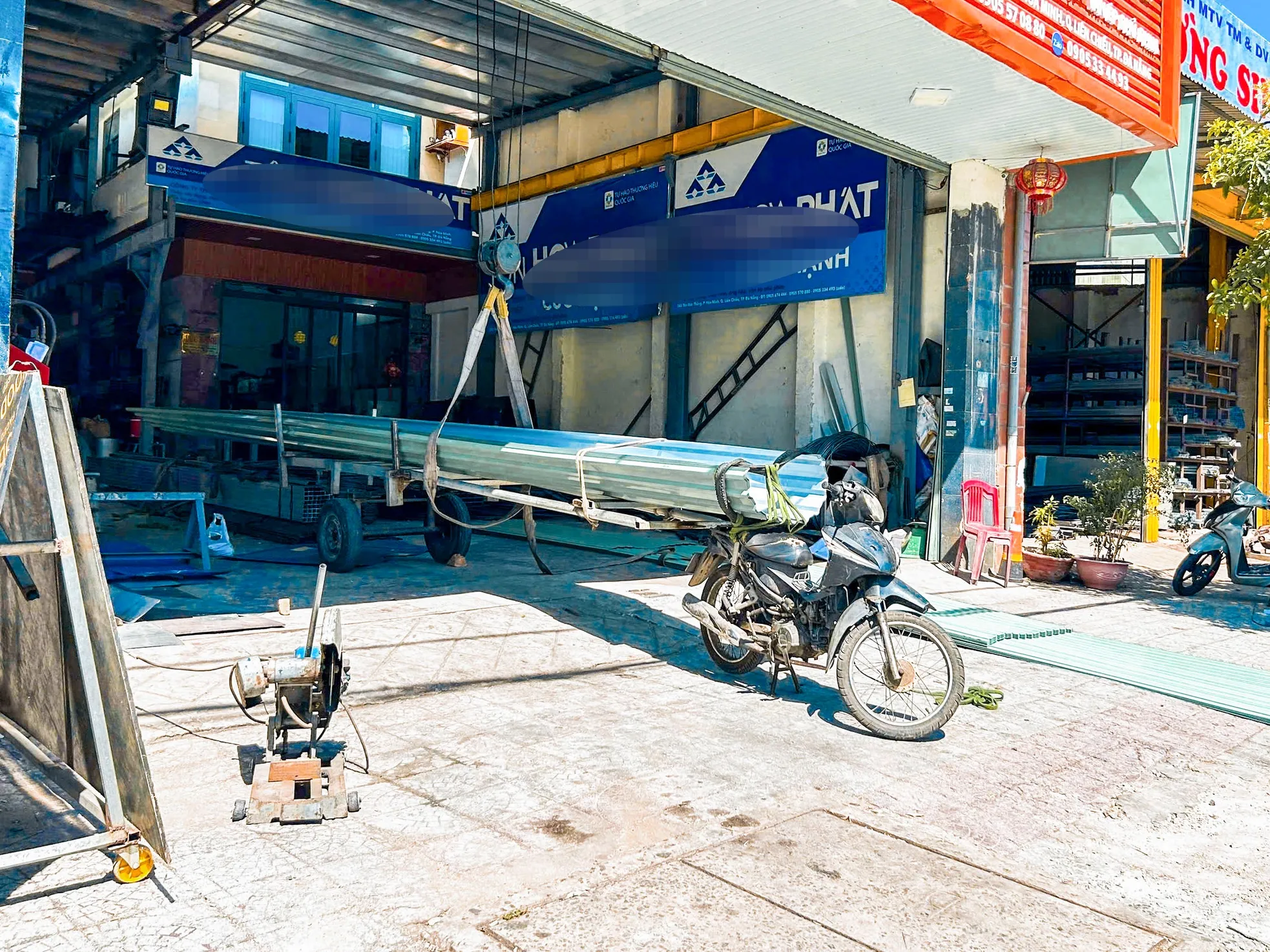 Hiểm họa rình rập từ xe ba gác chở cồng kềnh trên đường phố - Ảnh 7. Hiểm họa rình rập từ xe ba gác chở cồng kềnh trên đường phố - Ảnh 7.