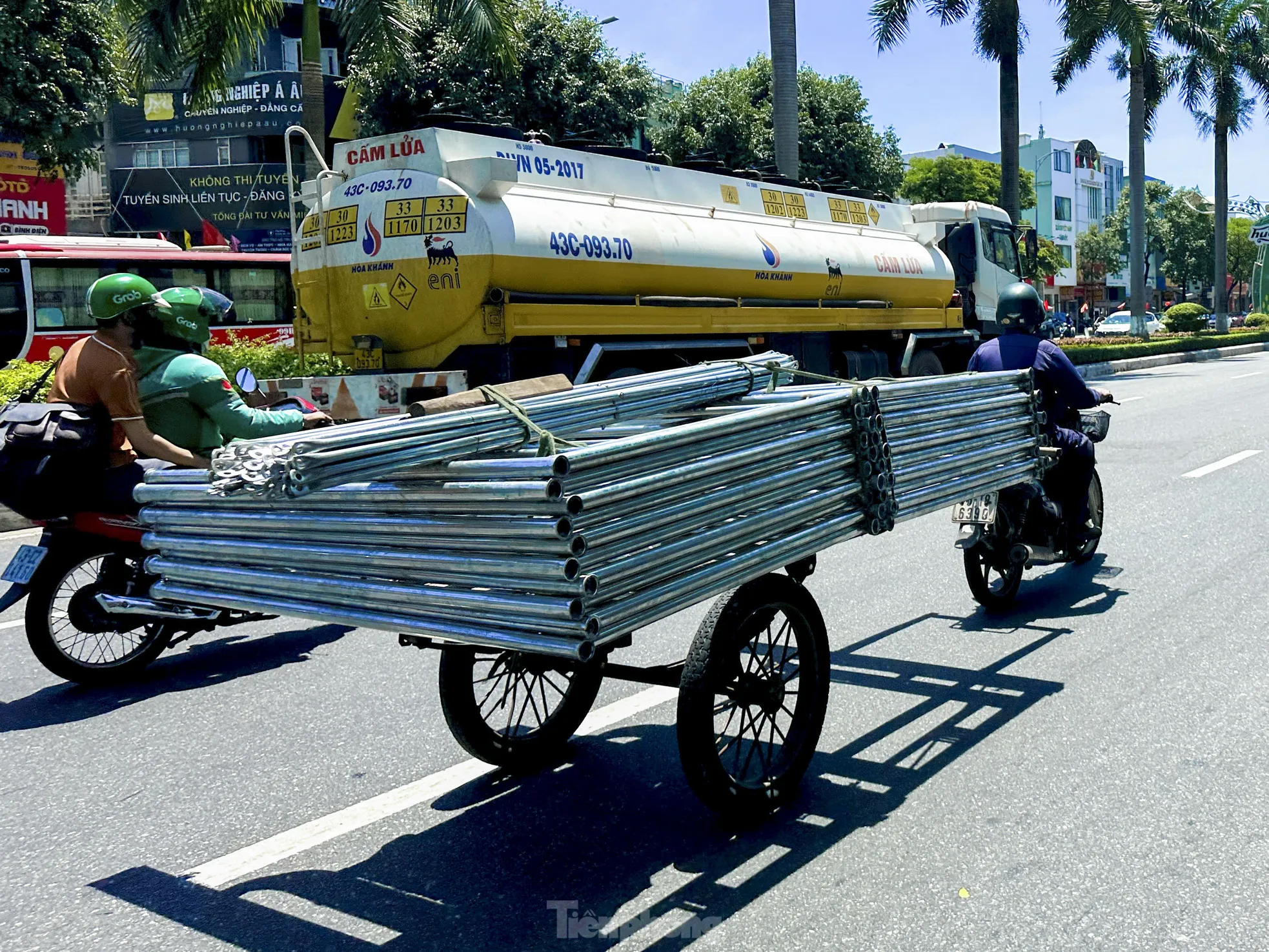 Hiểm họa rình rập từ xe ba gác chở cồng kềnh trên đường phố - Ảnh 12. Hiểm họa rình rập từ xe ba gác chở cồng kềnh trên đường phố - Ảnh 12.