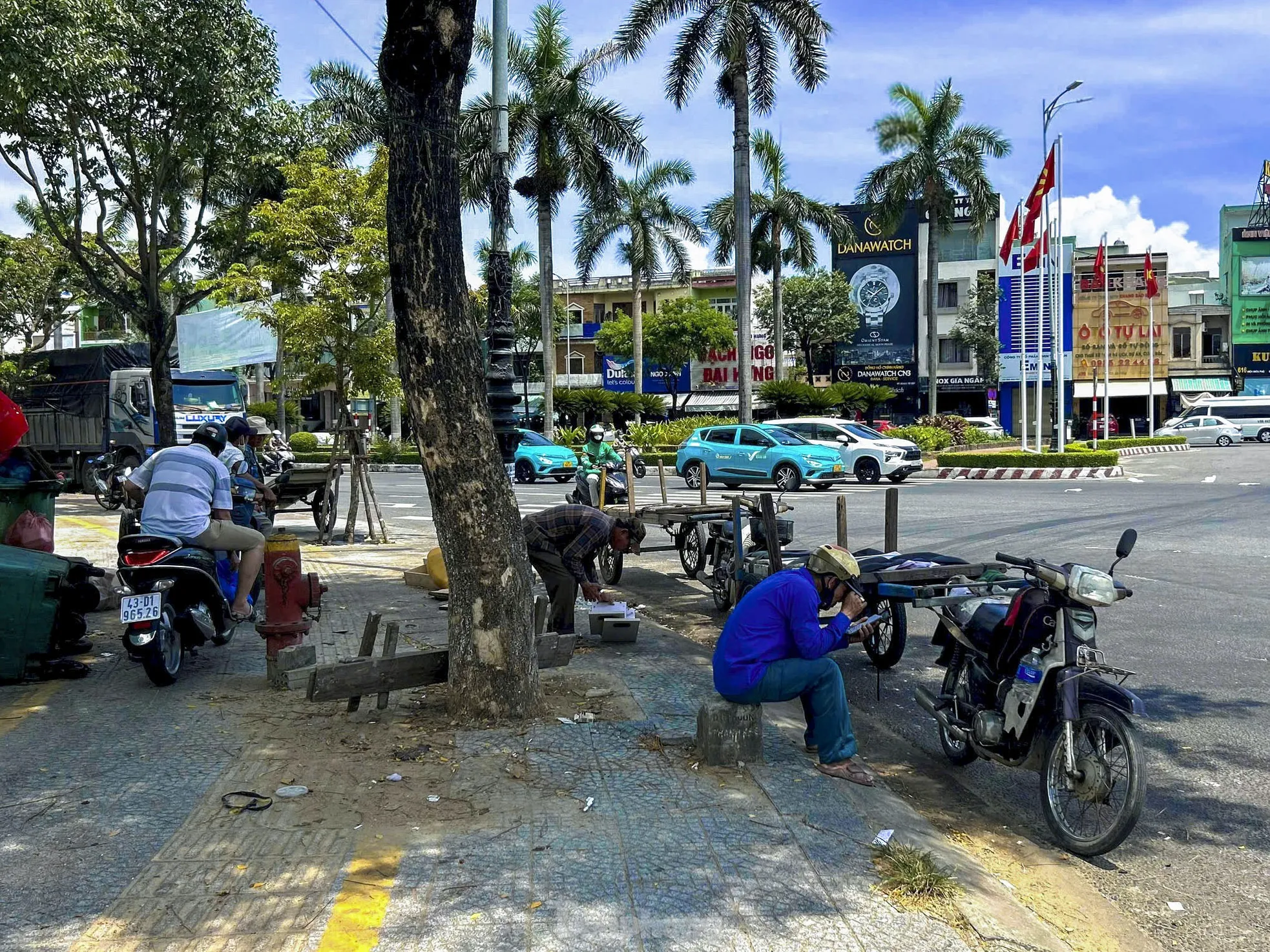 Hiểm họa rình rập từ xe ba gác chở cồng kềnh trên đường phố - Ảnh 6. Hiểm họa rình rập từ xe ba gác chở cồng kềnh trên đường phố - Ảnh 6.