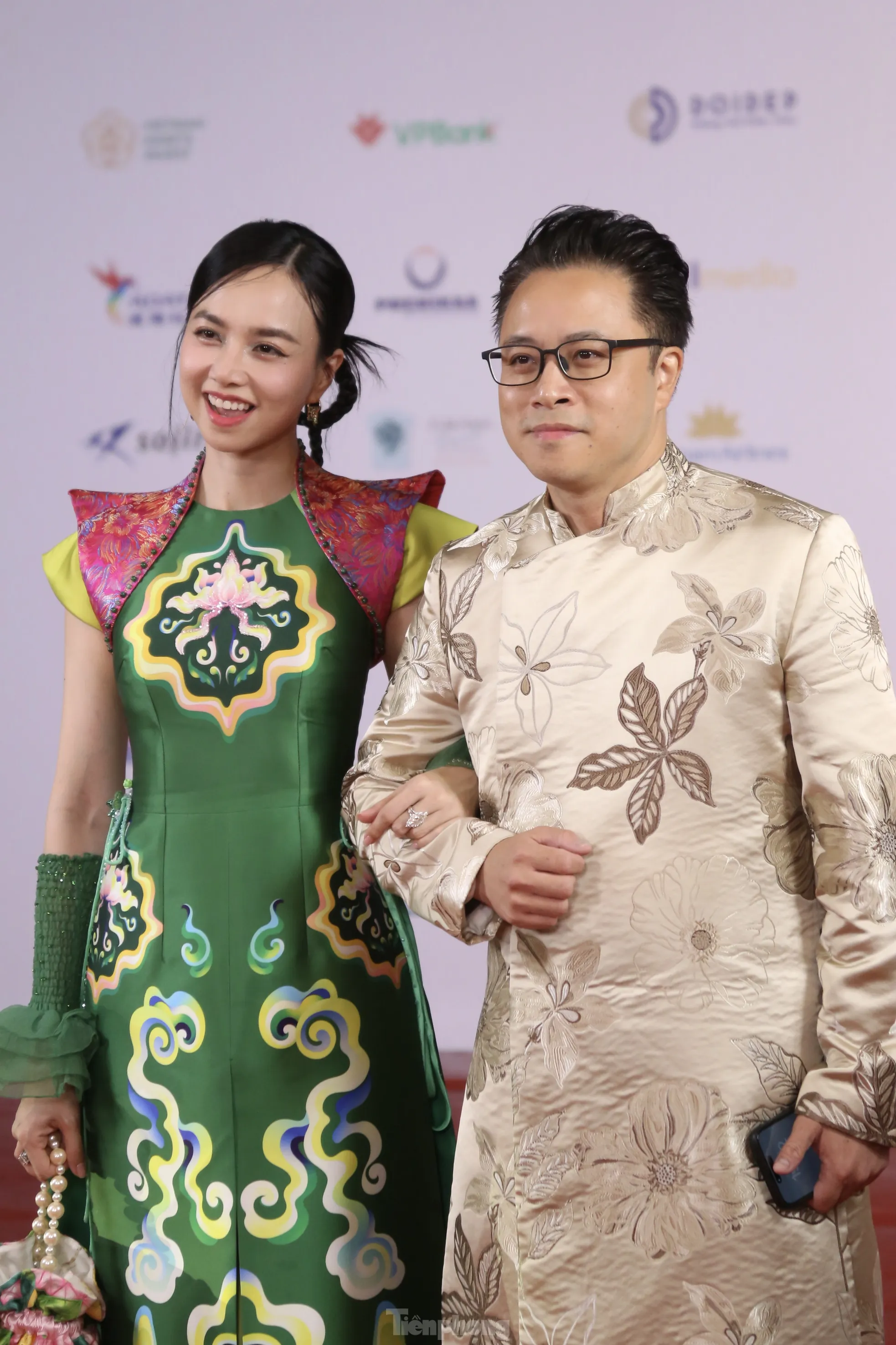 Phương Mỹ Chi cùng dàn sao trên thảm đỏ bế mạc LHP châu Á Đà Nẵng ảnh 5