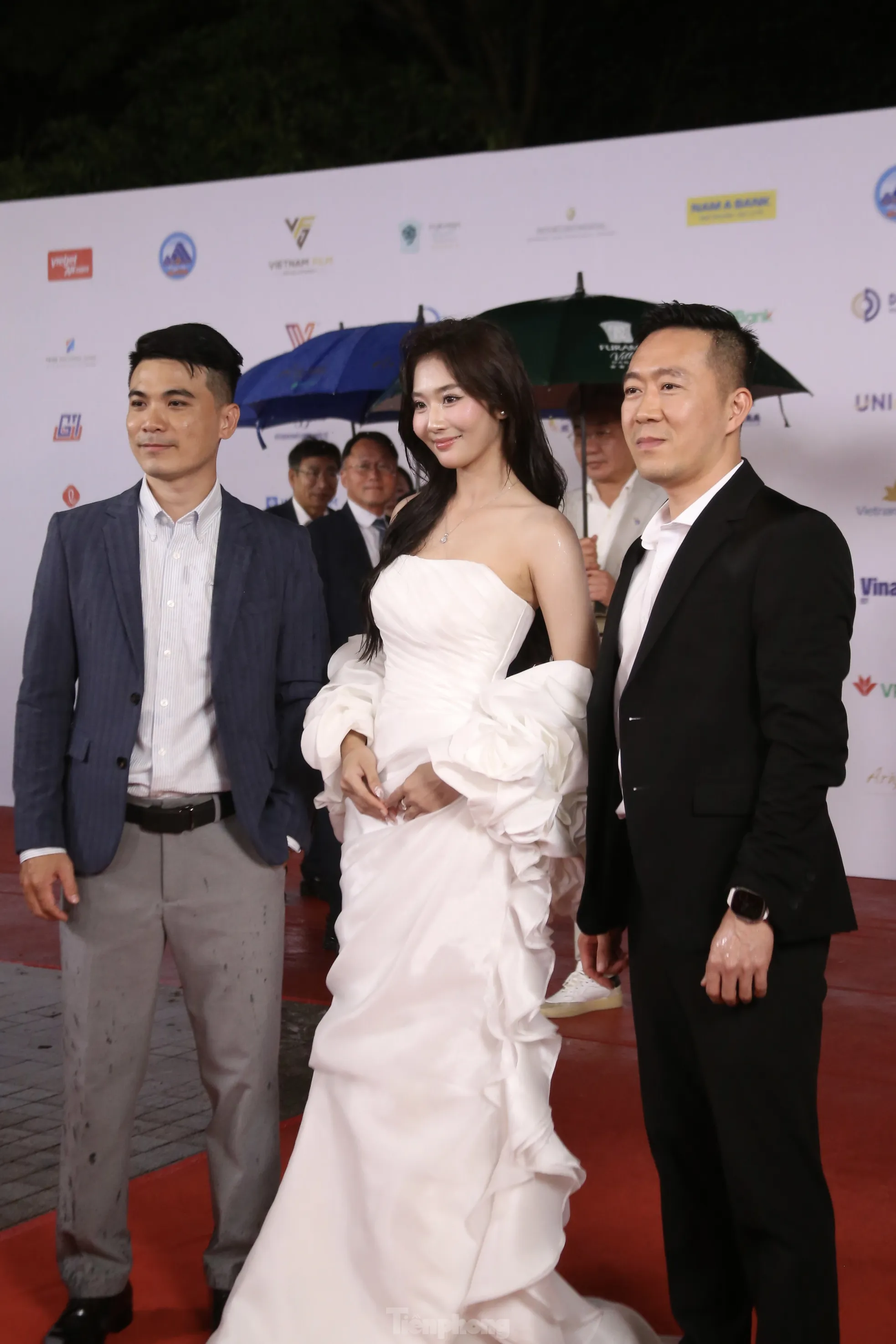 Phương Mỹ Chi cùng dàn sao trên thảm đỏ bế mạc LHP châu Á Đà Nẵng ảnh 3