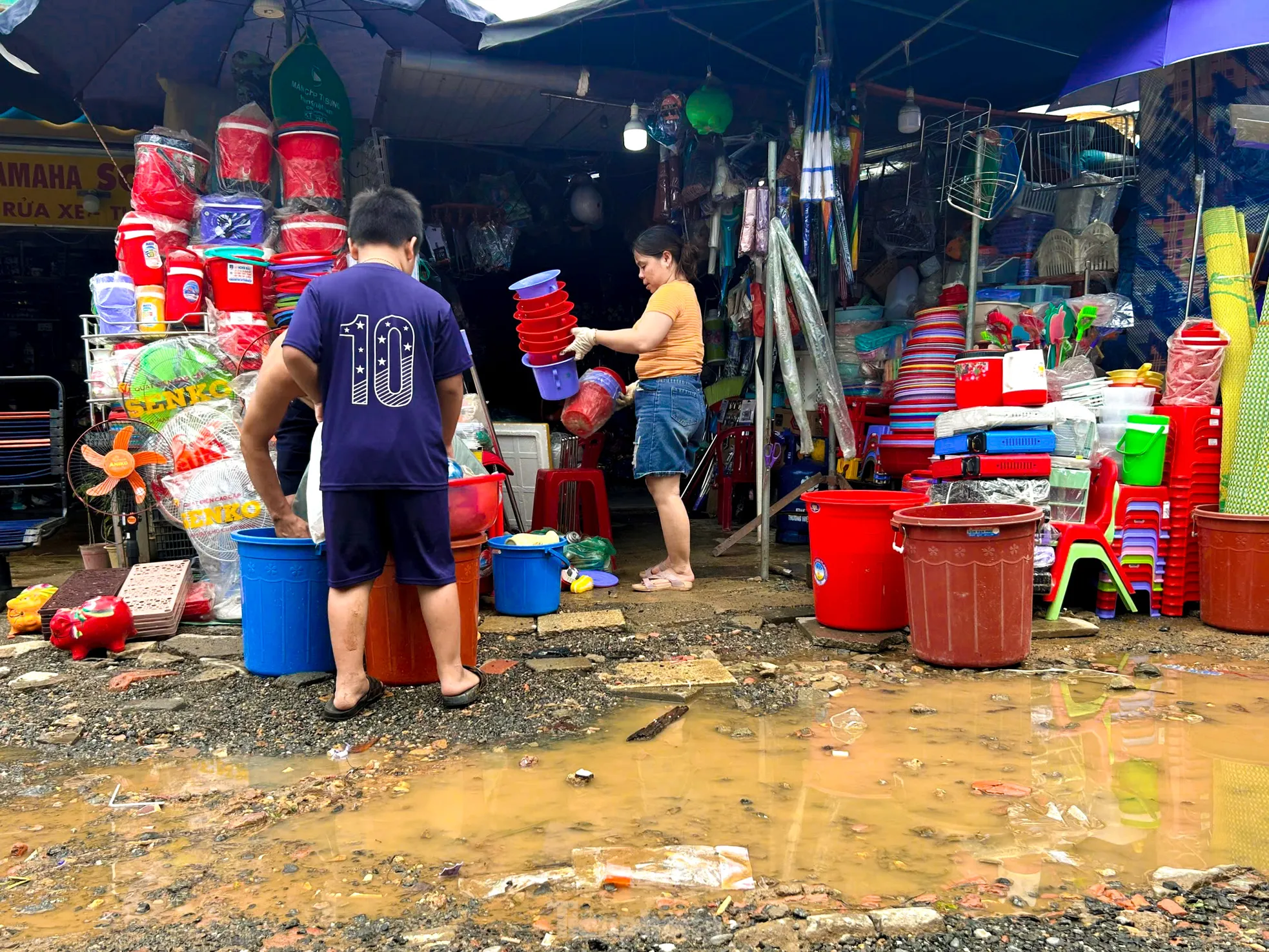 Tiểu thương Đà Nẵng đóng cửa dọn bùn sau trận mưa lũ trái mùa ảnh 2