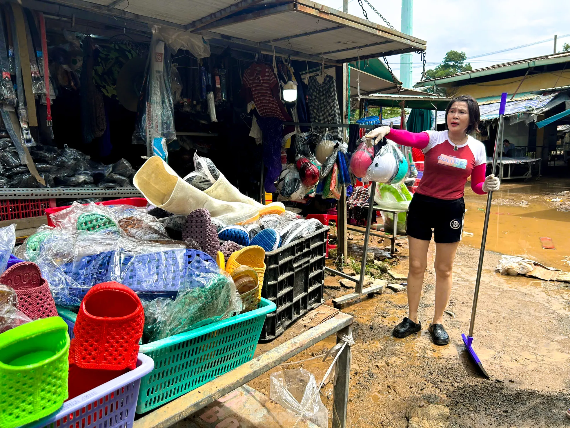 Tiểu thương Đà Nẵng đóng cửa dọn bùn sau trận mưa lũ trái mùa ảnh 9