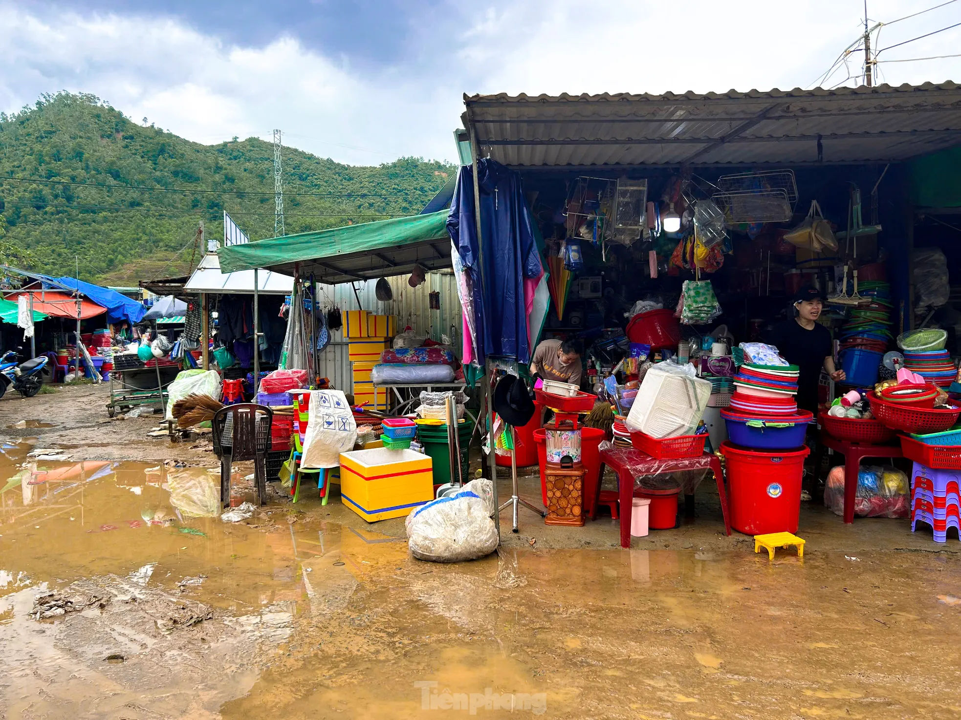 Tiểu thương Đà Nẵng đóng cửa dọn bùn sau trận mưa lũ trái mùa ảnh 1