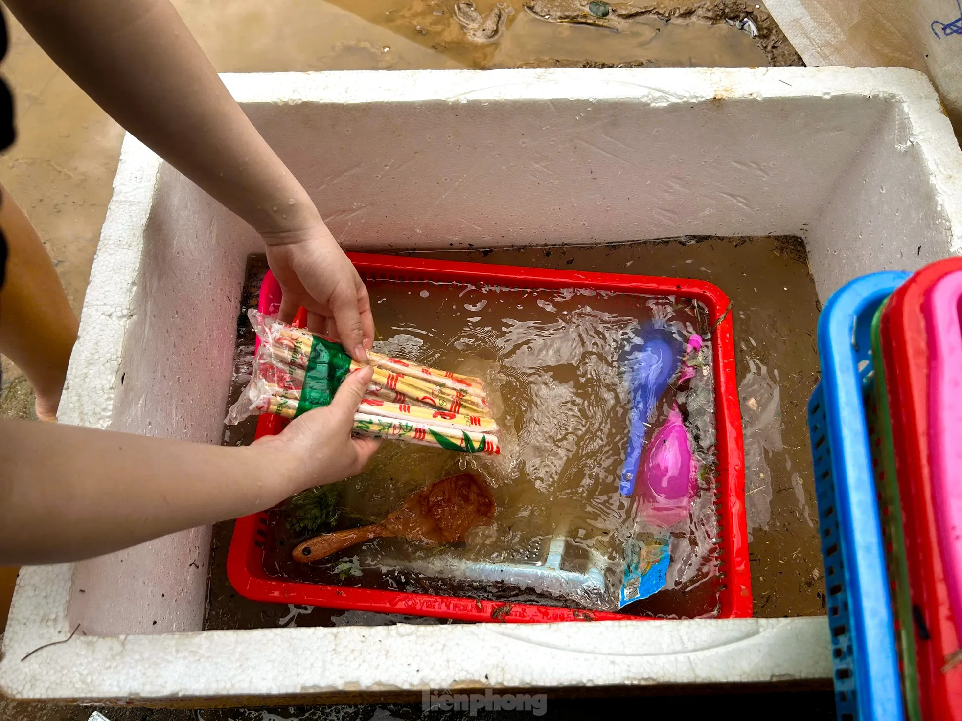 Tiểu thương Đà Nẵng đóng cửa dọn bùn sau trận mưa lũ trái mùa ảnh 3