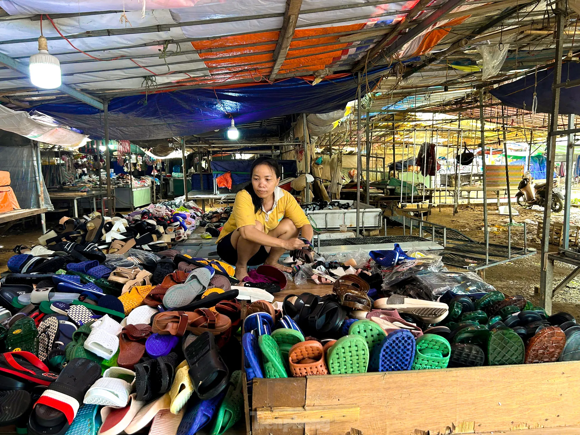 Tiểu thương Đà Nẵng đóng cửa dọn bùn sau trận mưa lũ trái mùa ảnh 11