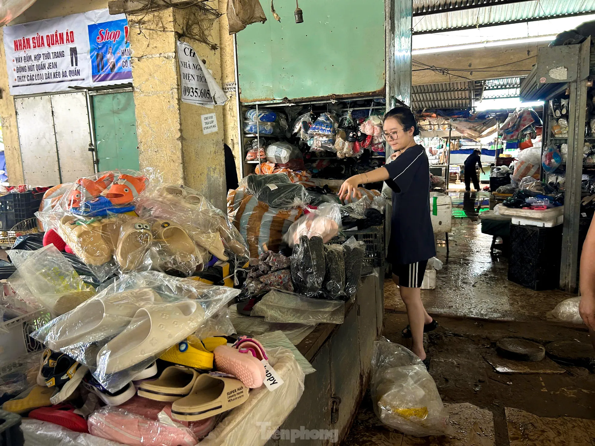 Tiểu thương Đà Nẵng đóng cửa dọn bùn sau trận mưa lũ trái mùa ảnh 10