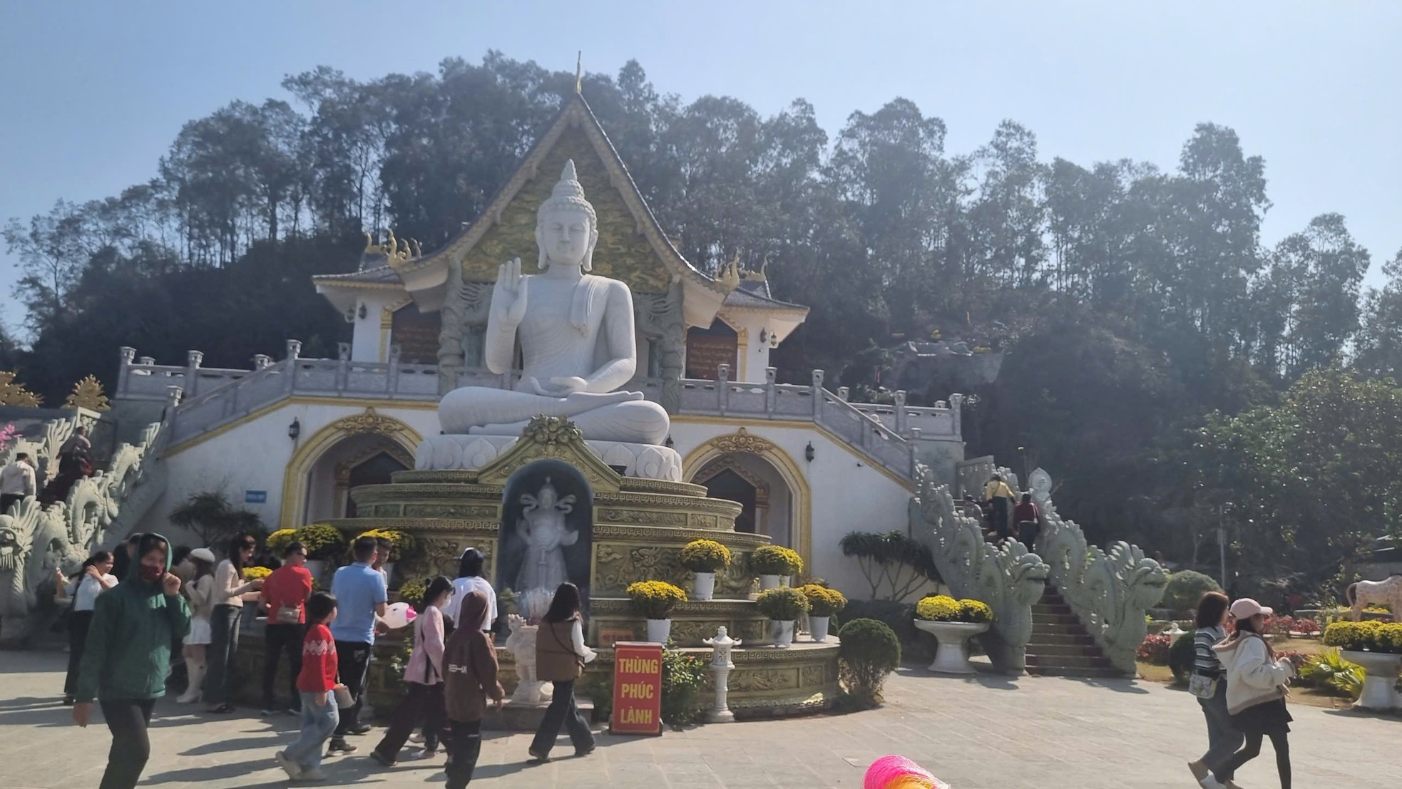 Nghìn người đổ về tham quan ngôi chùa có view cửa biển tuyệt đẹp ở Thanh Hóa ảnh 1