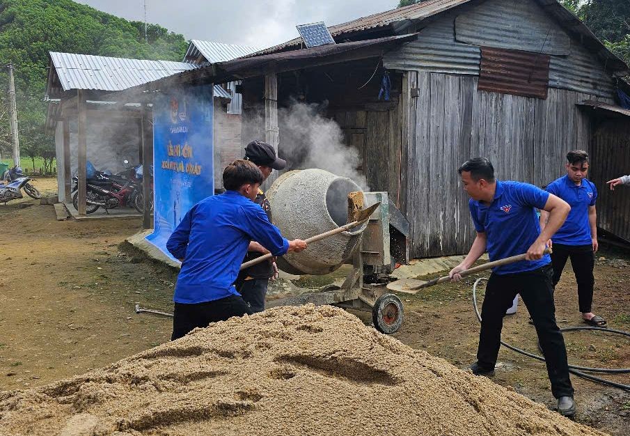 Tỉnh Đoàn Quảng Nam trao tặng quà hơn 500 triệu đồng ra quân Tháng Thanh niên 2025 ảnh 9