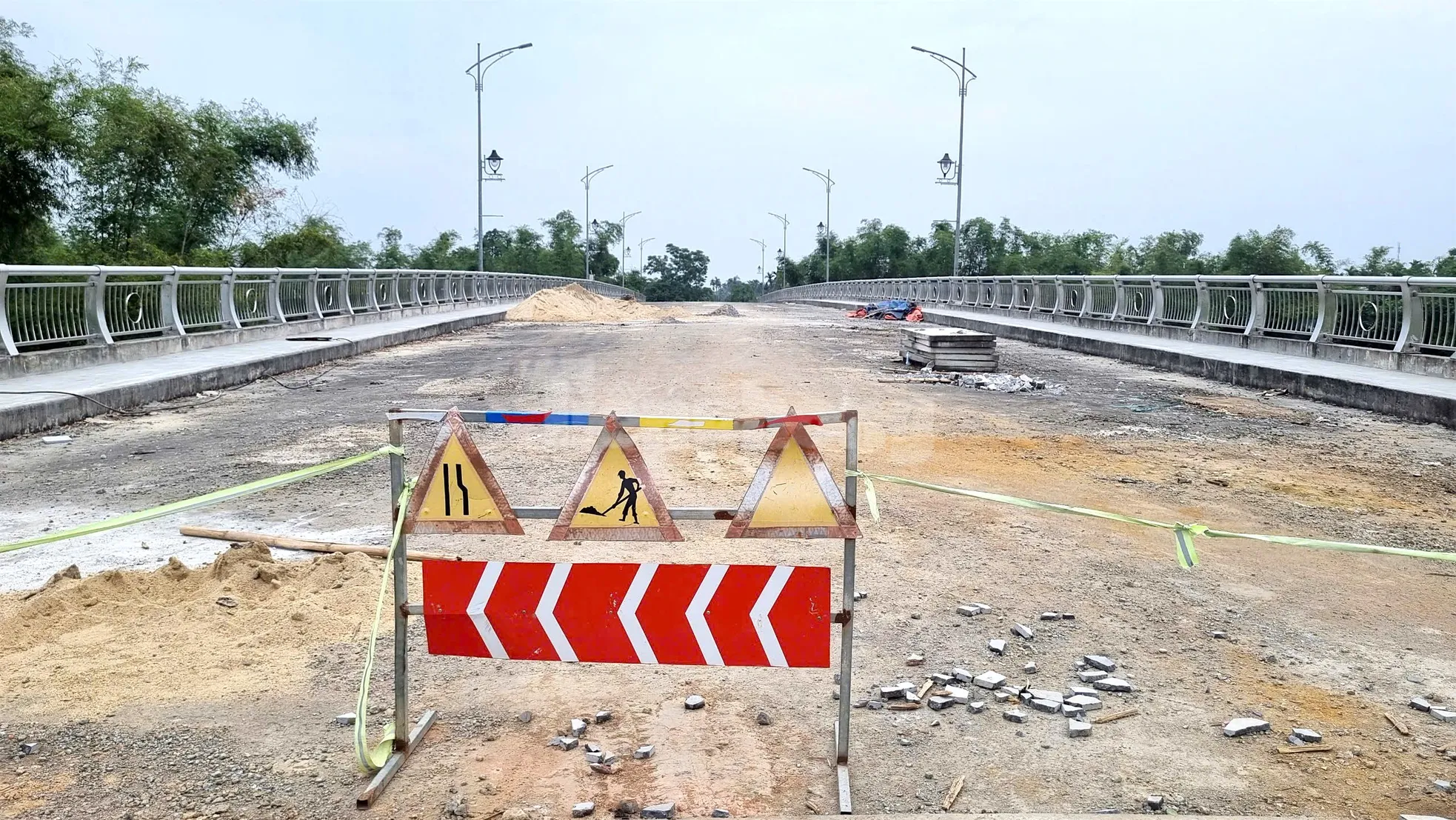 Cầu trăm tỷ chơi vơi không đường dẫn ảnh 3