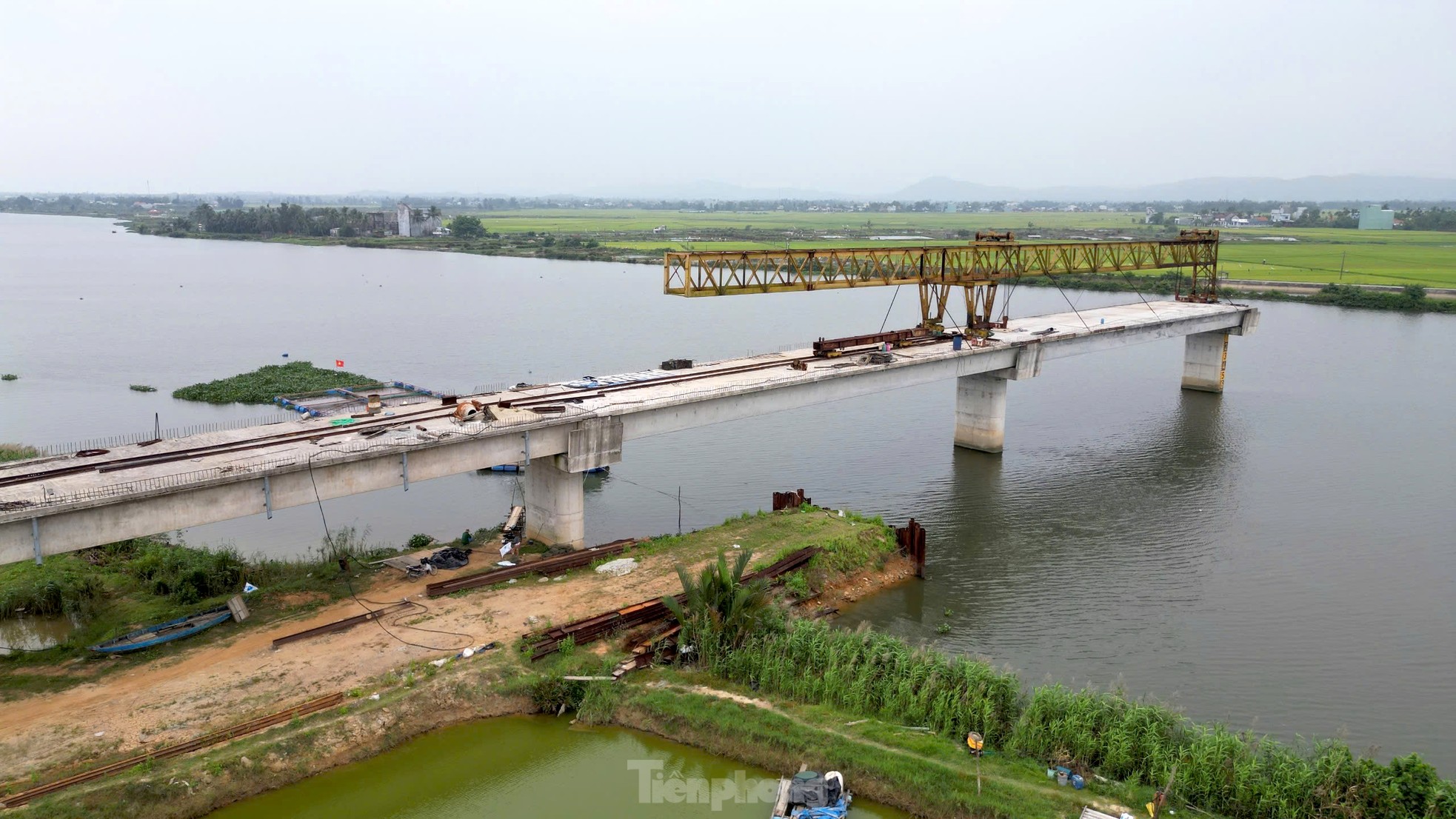 Hơn 4 năm thi công, 8 lần gia hạn, dự án cầu và đường dẫn 220 tỷ vẫn chơi vơi giữa sông ảnh 11